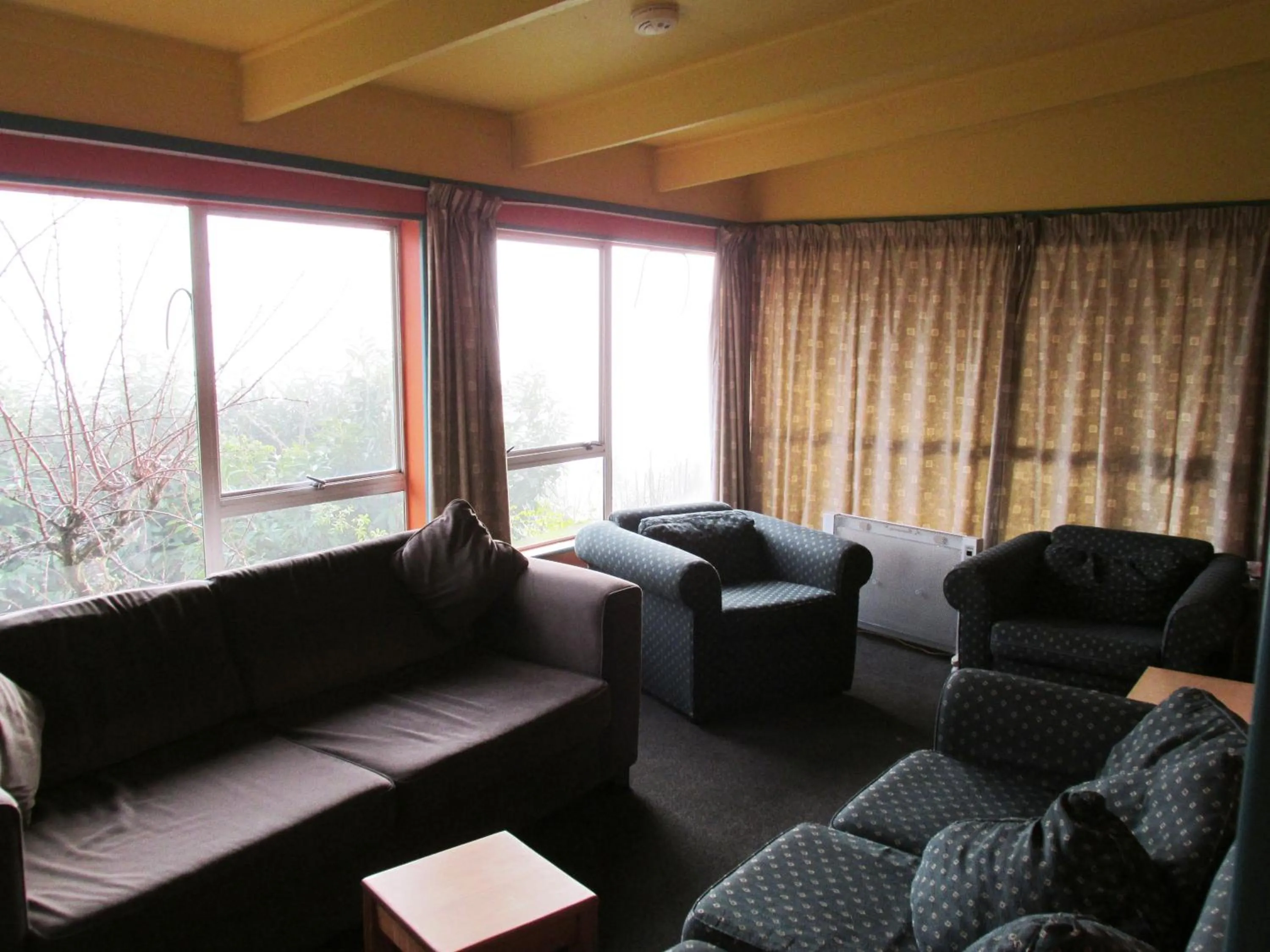 Communal lounge/ TV room in Tombstone Motel, Lodge & Backpackers