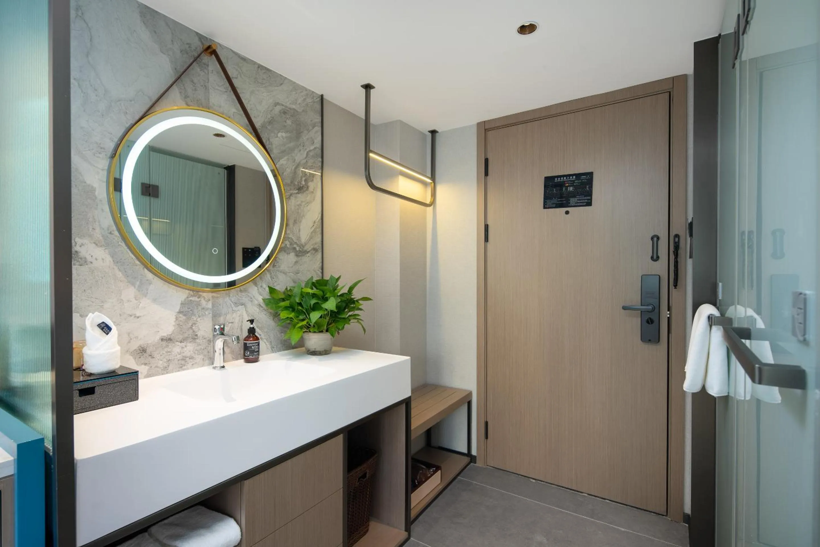 Shower in Yizhi Hotel Changgang Metro Station - Free Shuttle Bus during Canton Fair