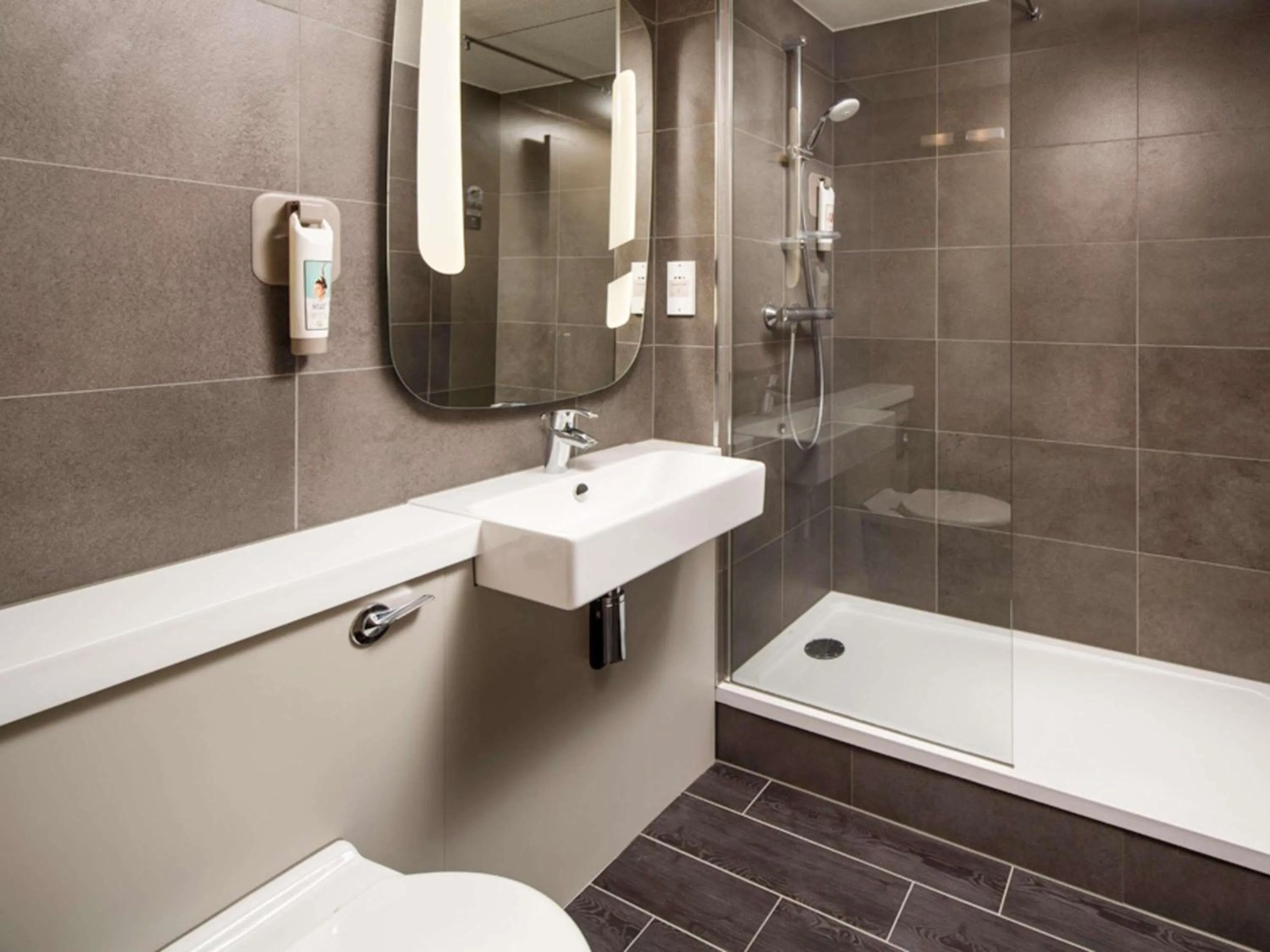 Bedroom in ibis Coventry South