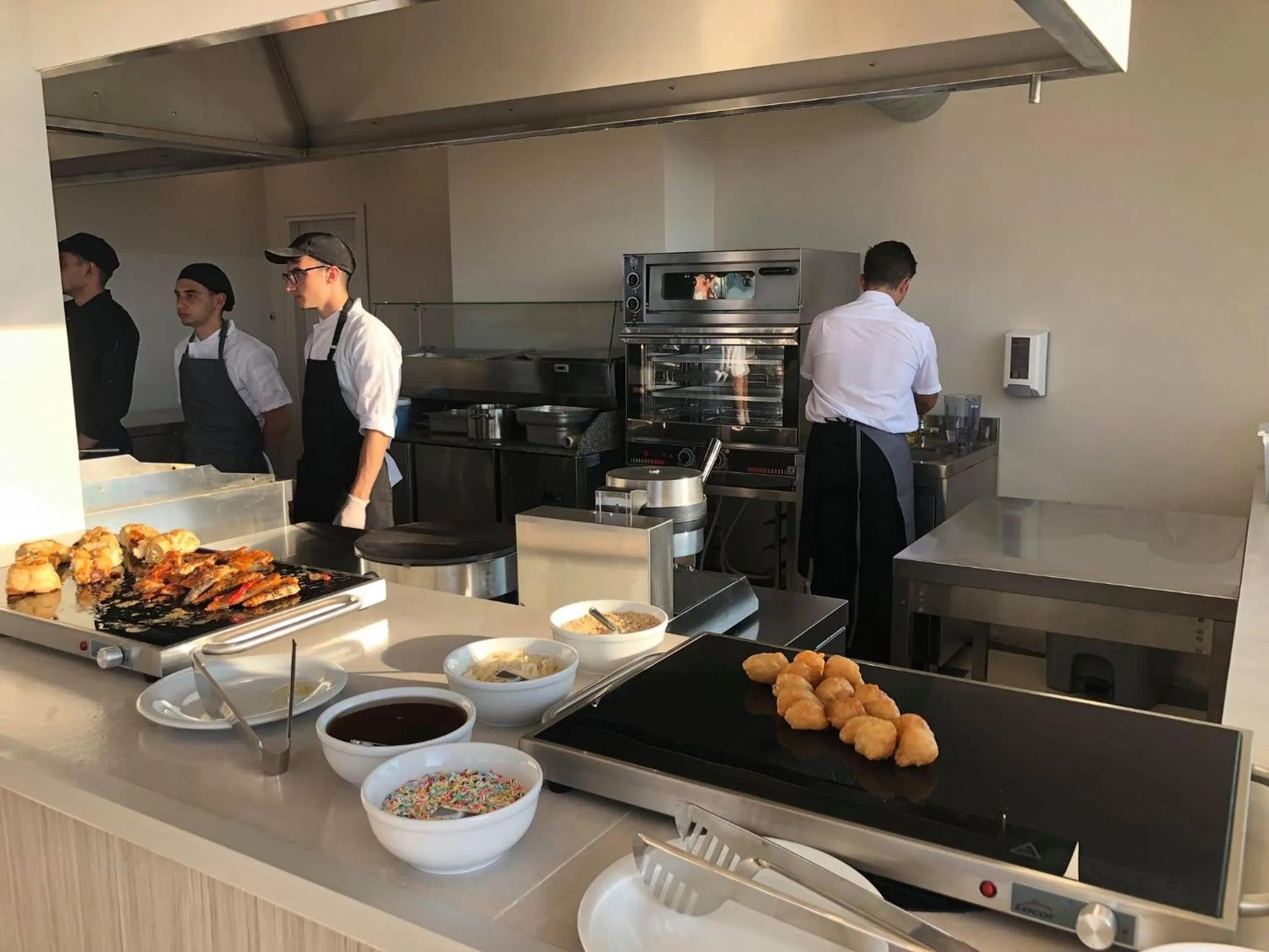 Food and drinks in Golden Coast Beachfront Resort