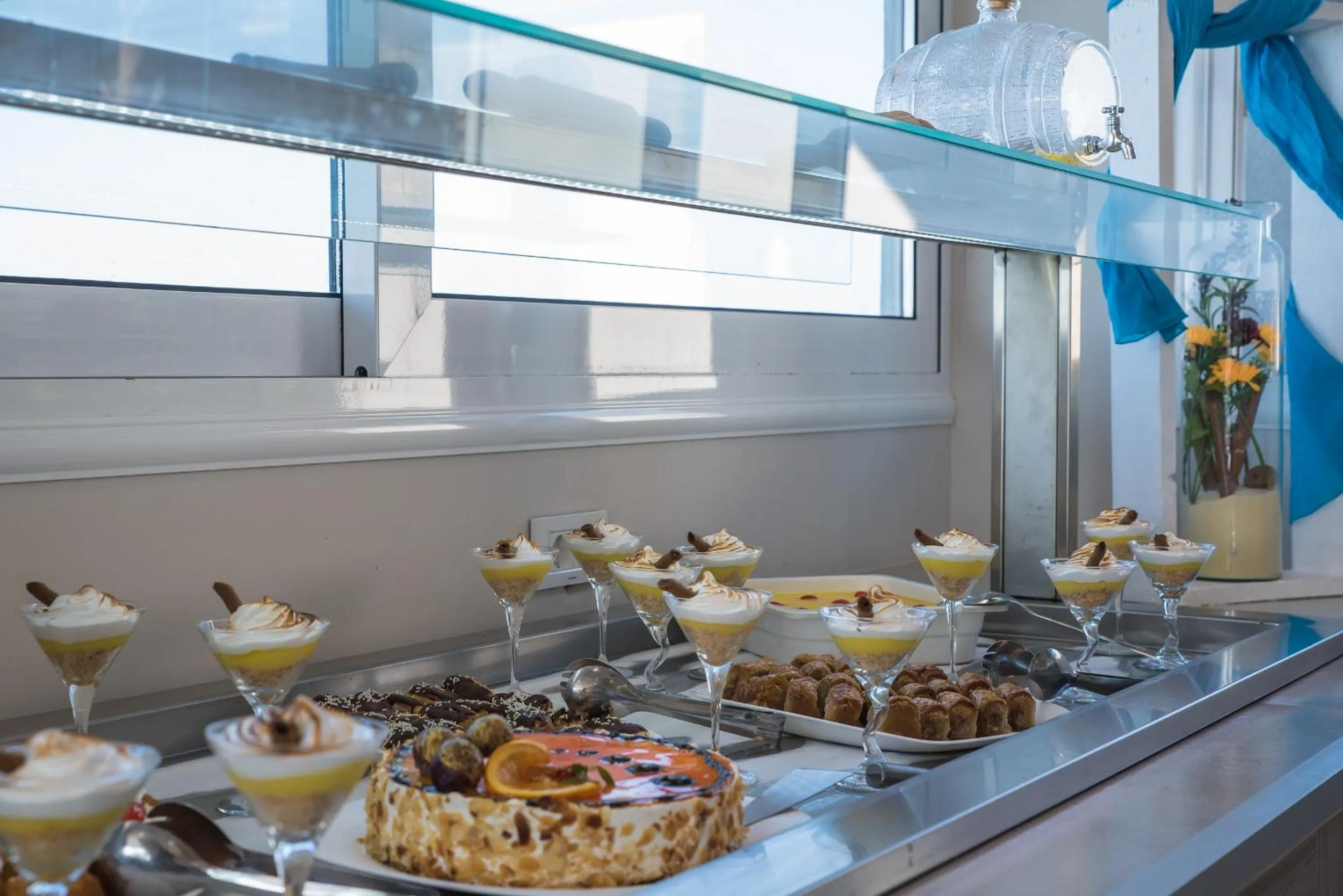 Food and drinks in Golden Coast Beachfront Resort