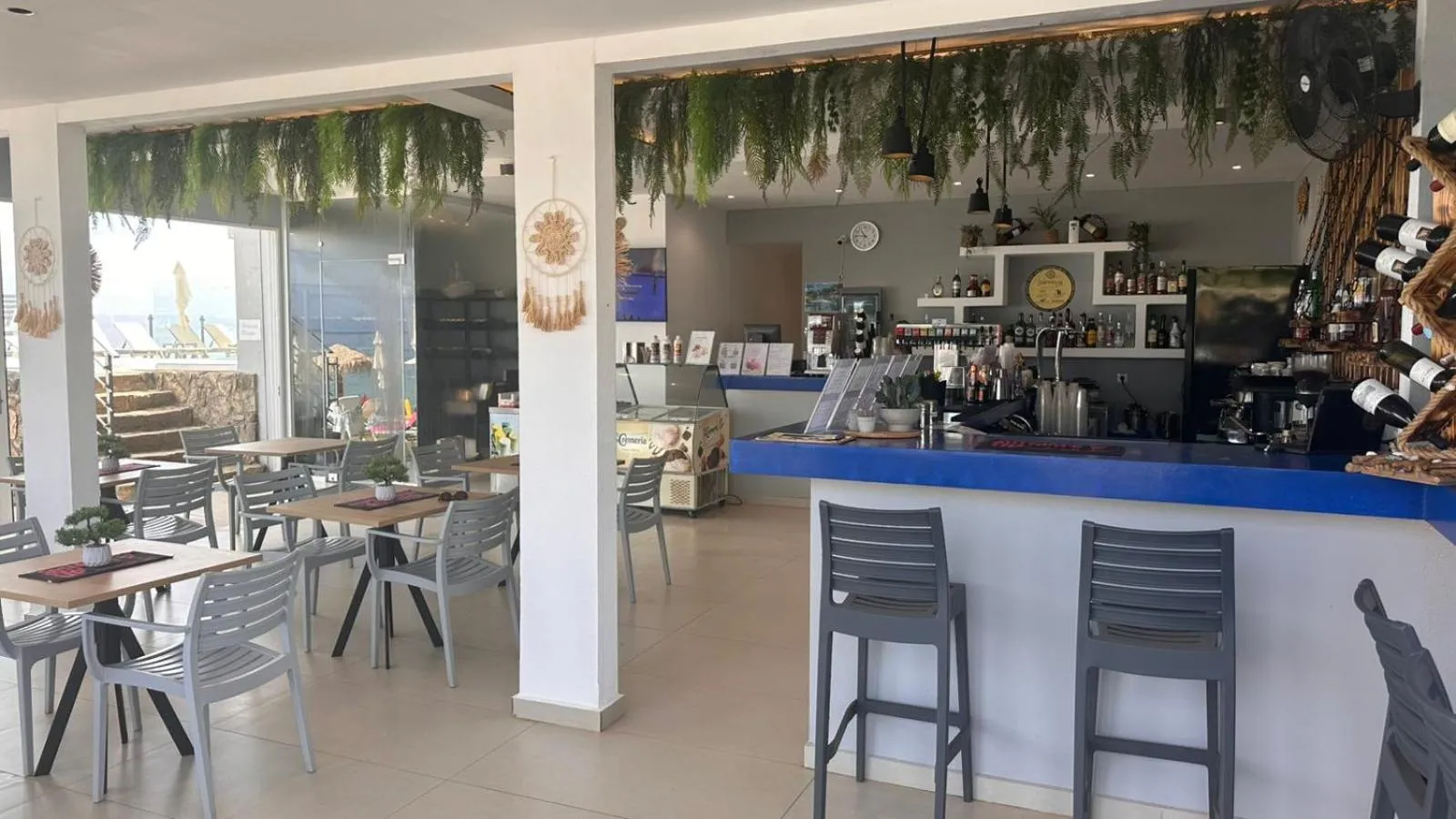 Lounge or bar in Golden Coast Beachfront Resort