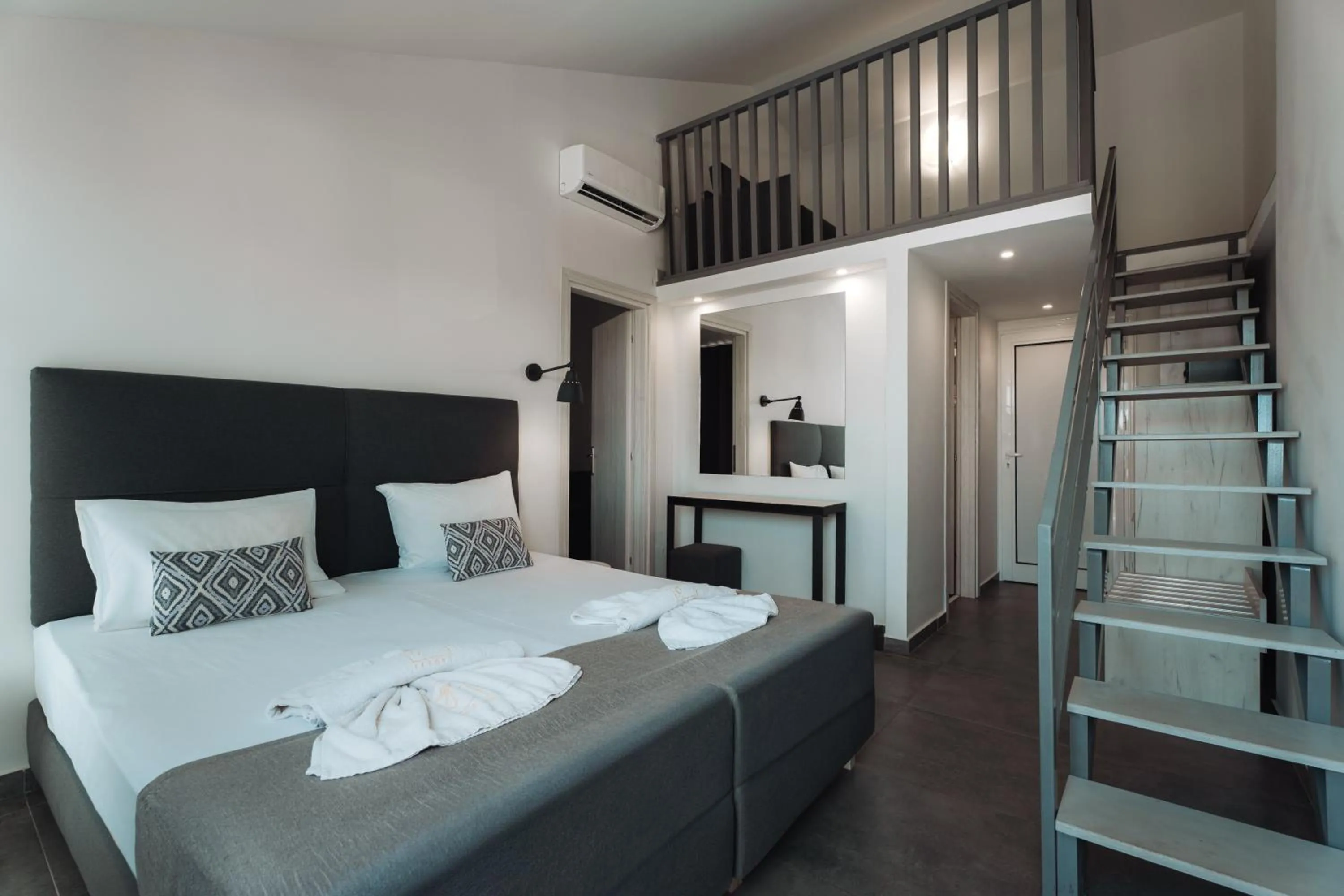 Bedroom, Bed in Golden Coast Beachfront Resort