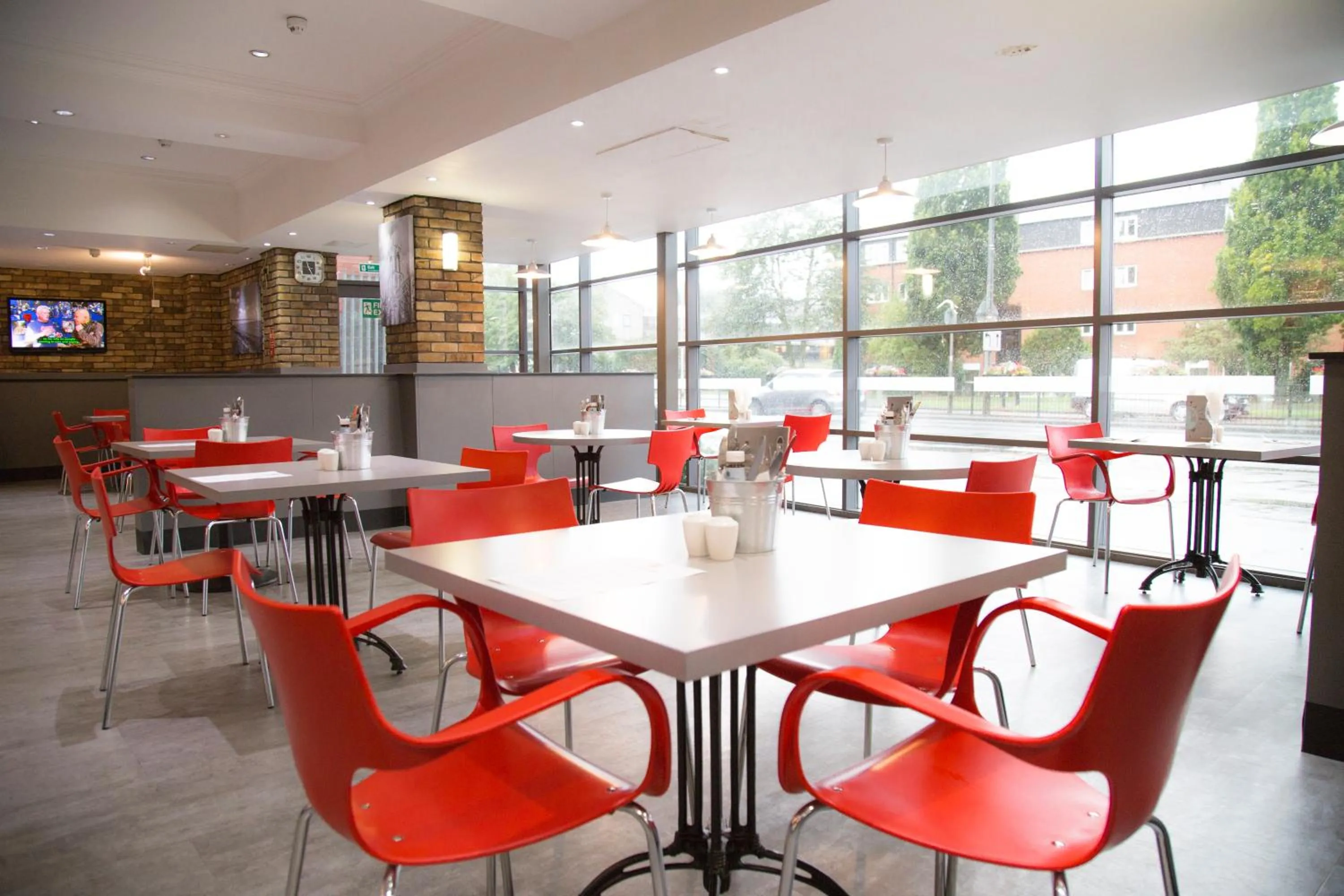 Restaurant/places to eat in ibis Hull City Centre