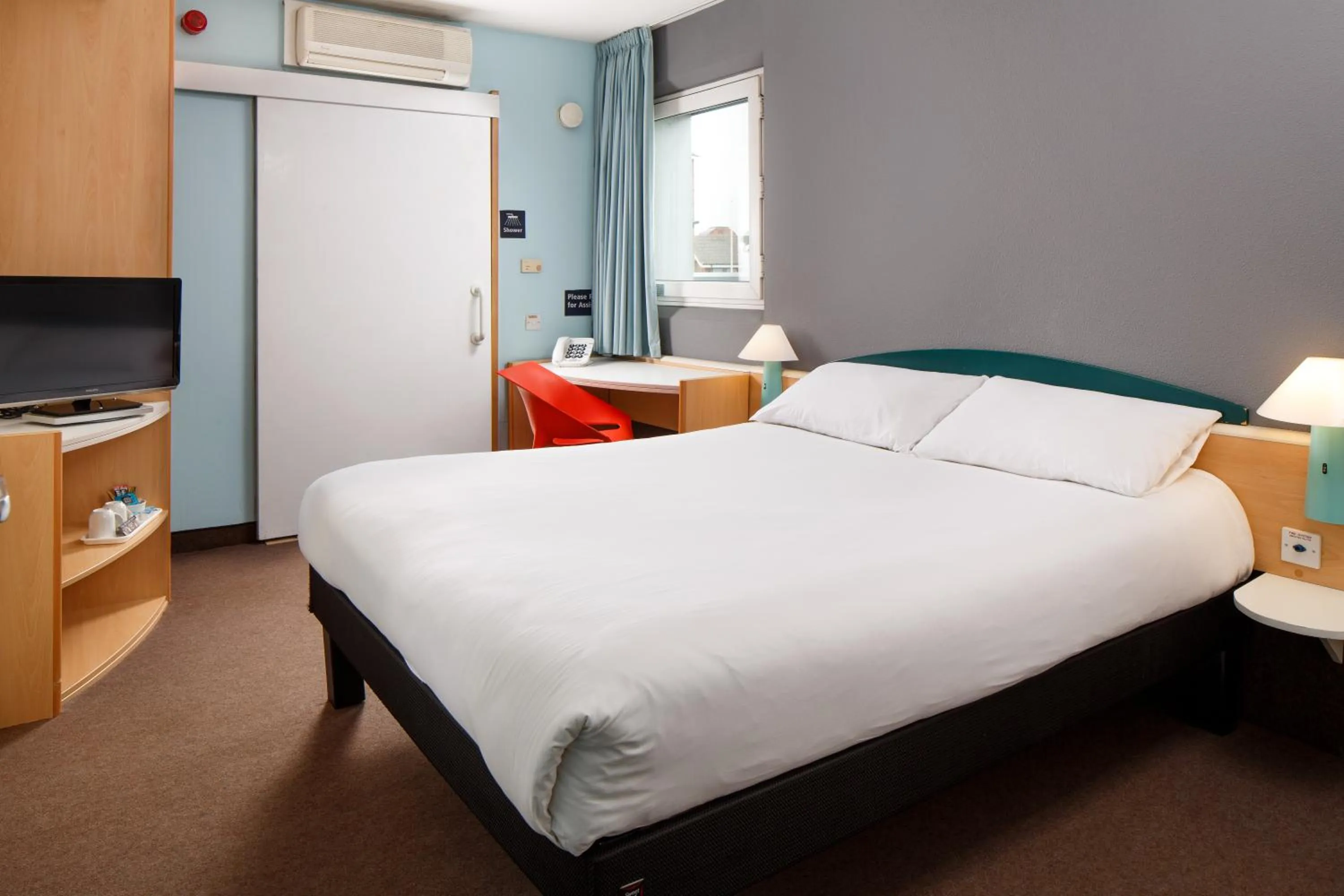 Photo of the whole room, Bed in ibis Hull City Centre