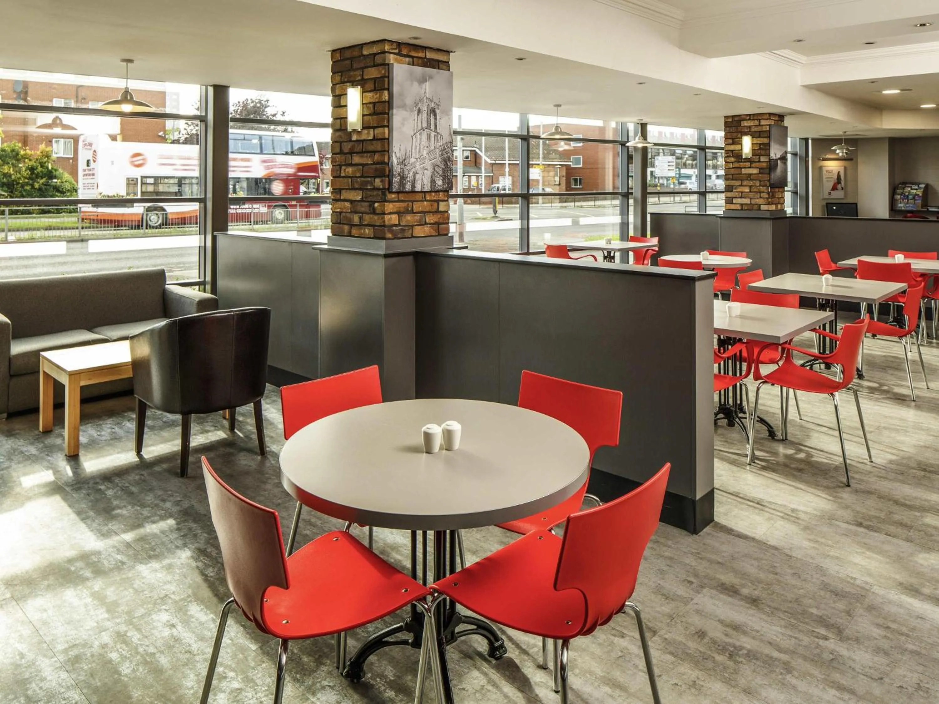 Restaurant/places to eat in ibis Hull City Centre