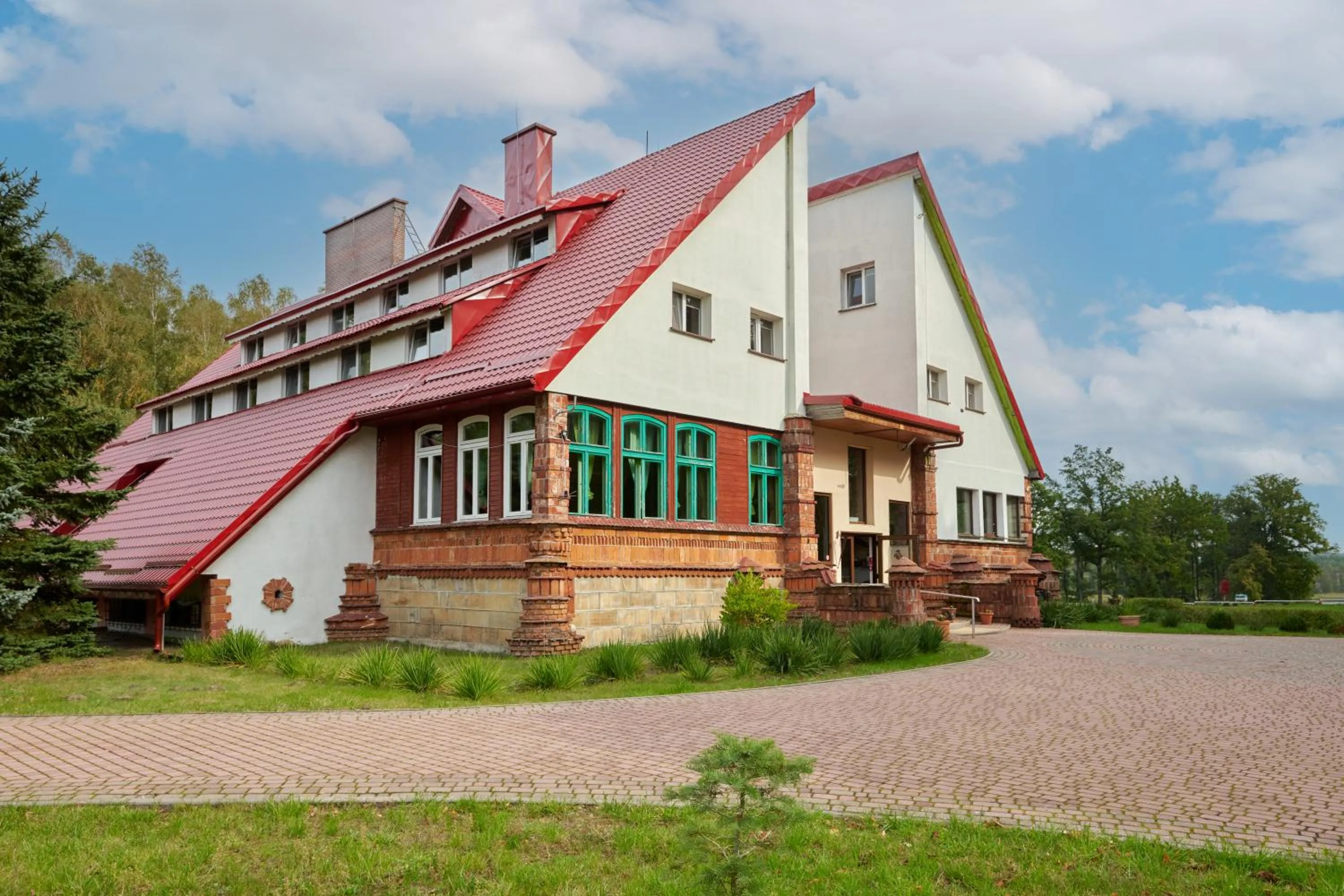 Property building in Park Inn Resort przy jeziorze - sauna i duży parking - pieski mile widziane