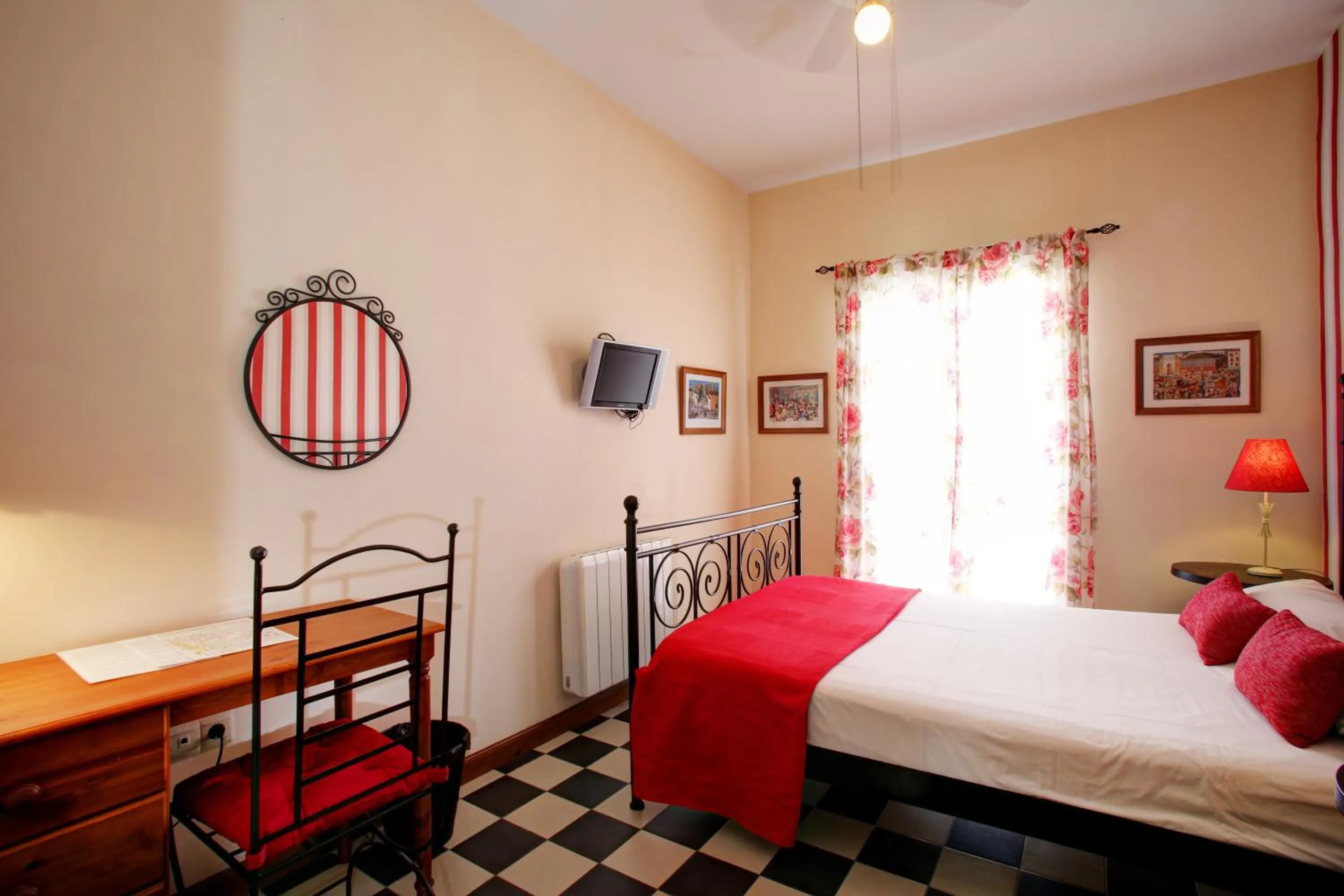 Bedroom, Bed in Málaga Lodge Guesthouse