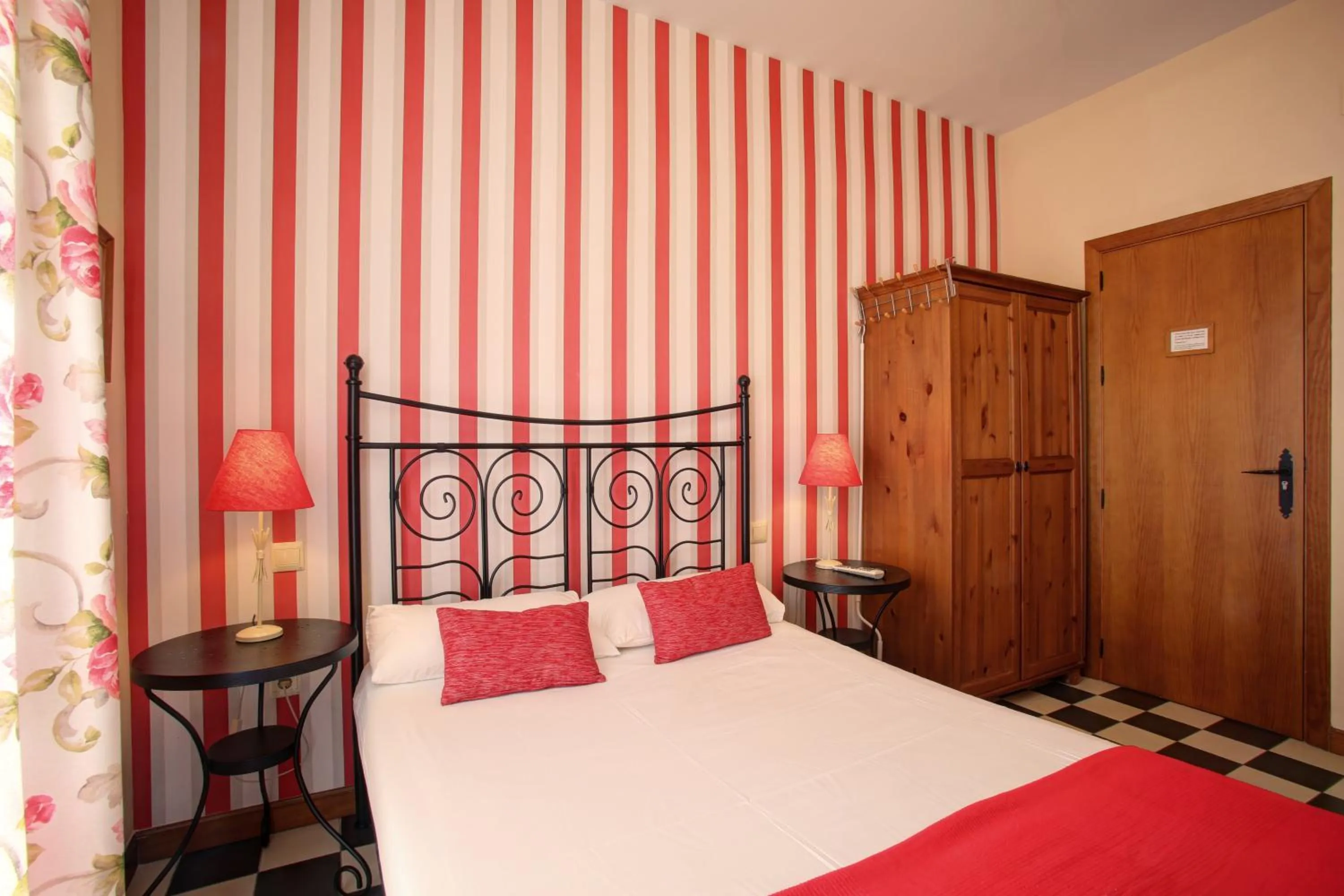 Bedroom, Bed in Málaga Lodge Guesthouse