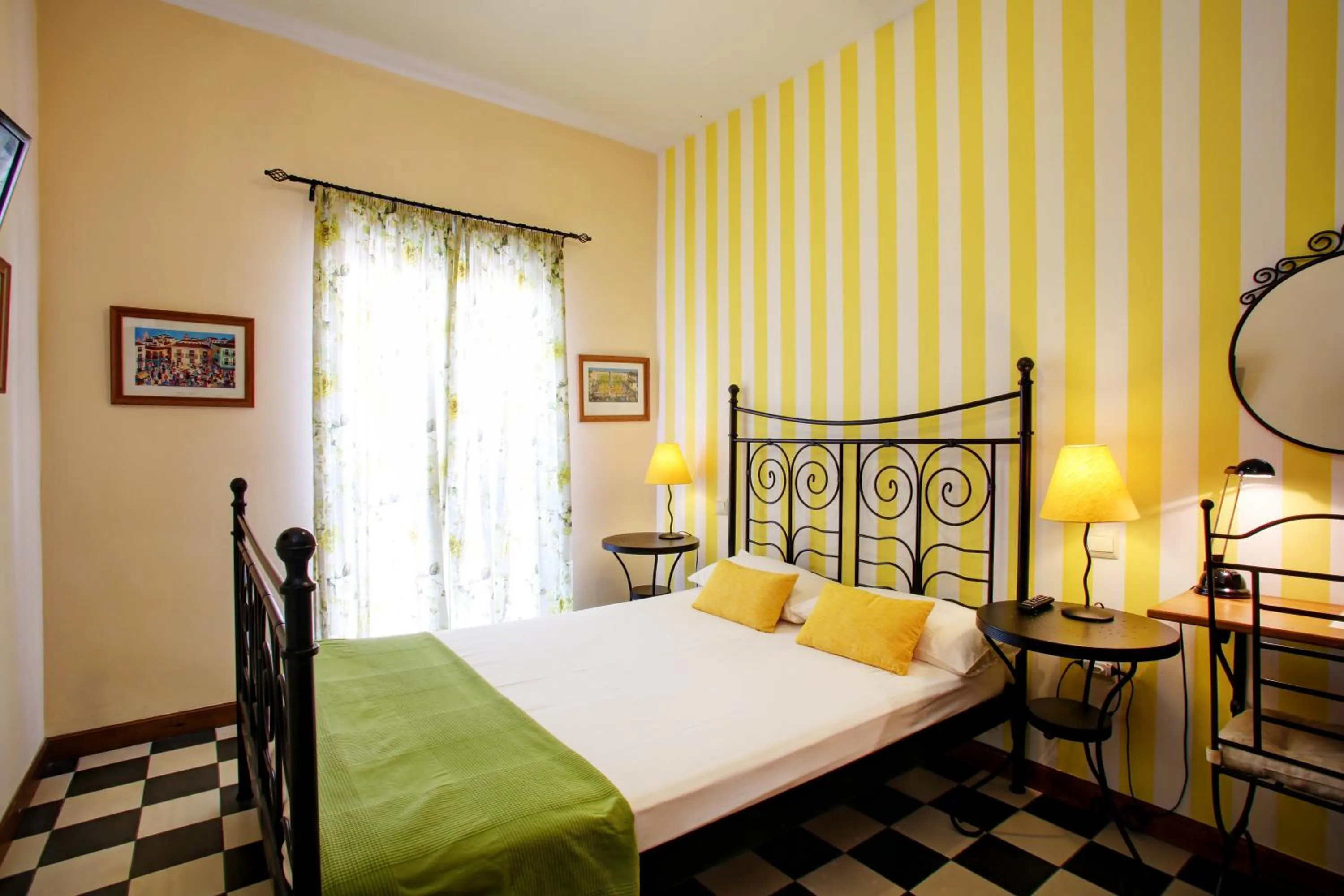 Bedroom, Bed in Málaga Lodge Guesthouse