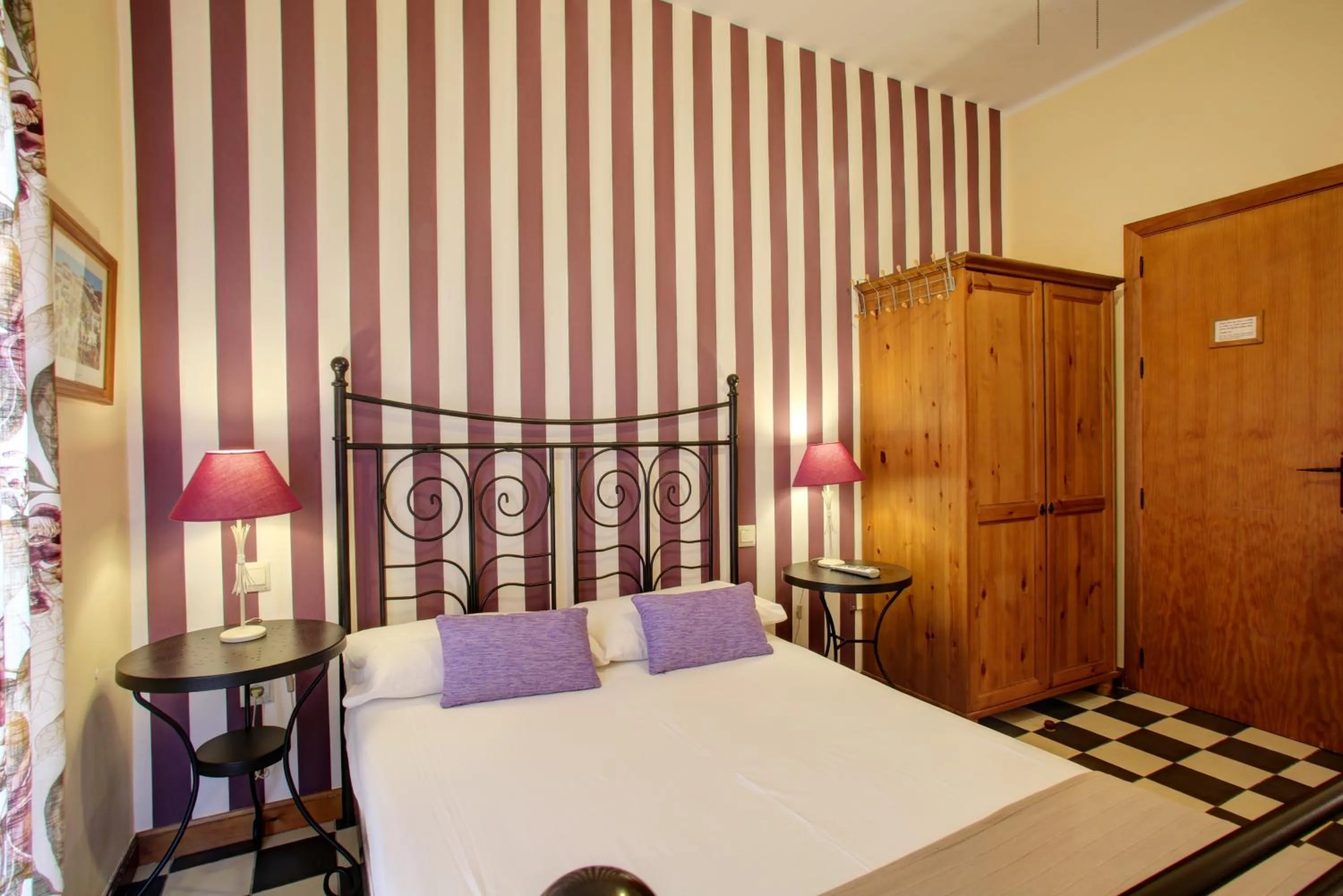 Bedroom, Bed in Málaga Lodge Guesthouse