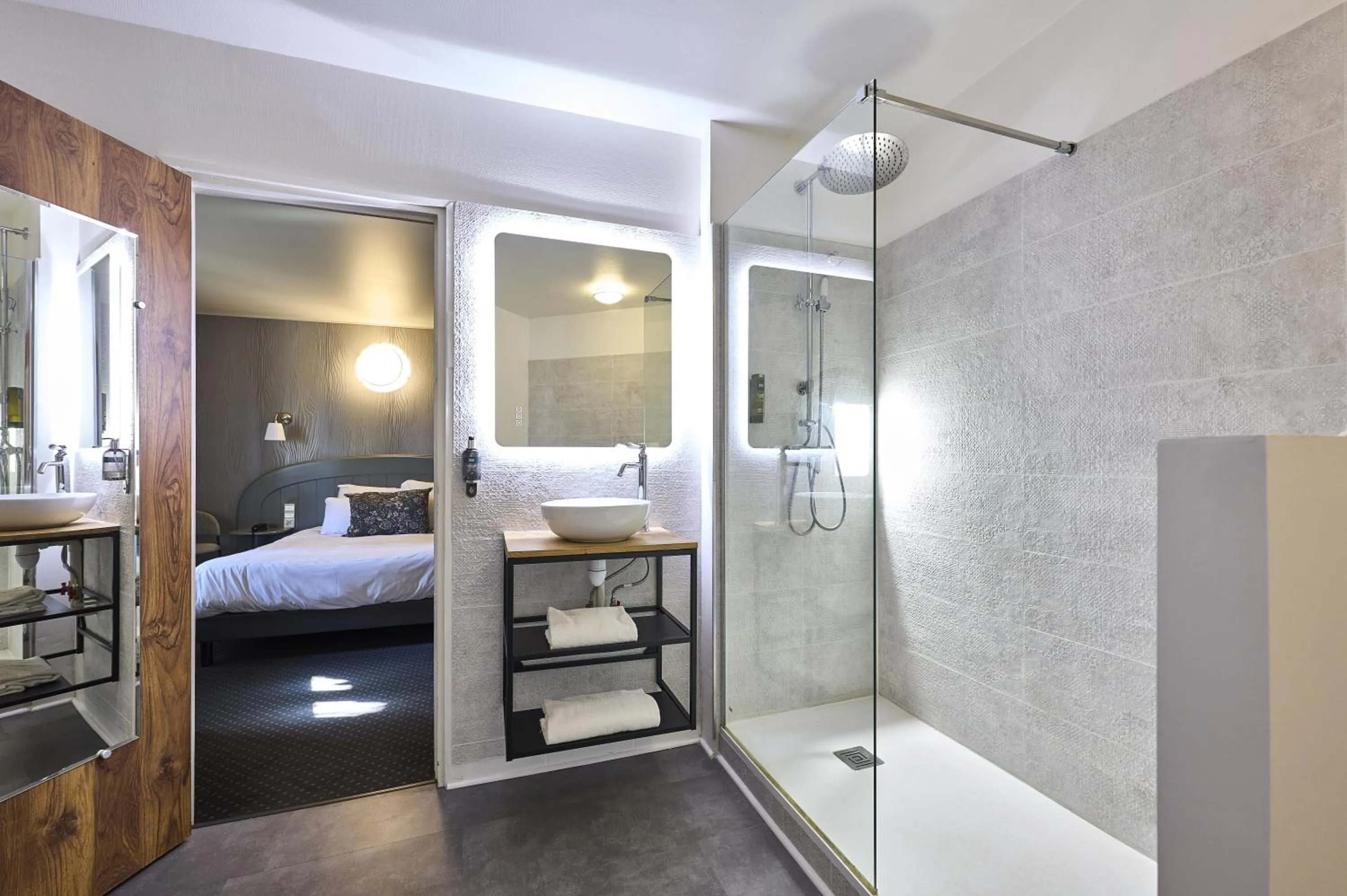 Bathroom, Bed in La Flambée