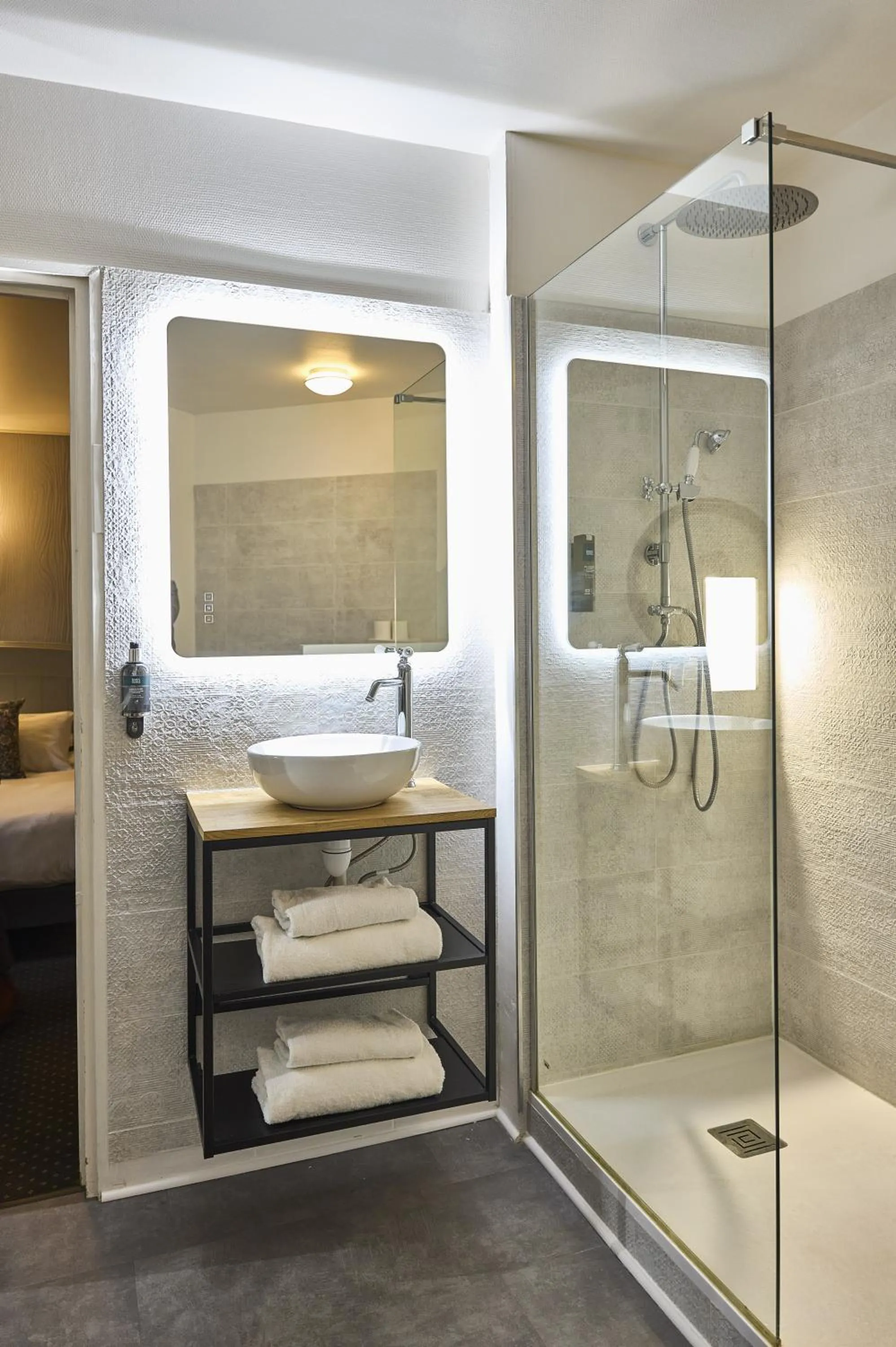 Shower in La Flambée