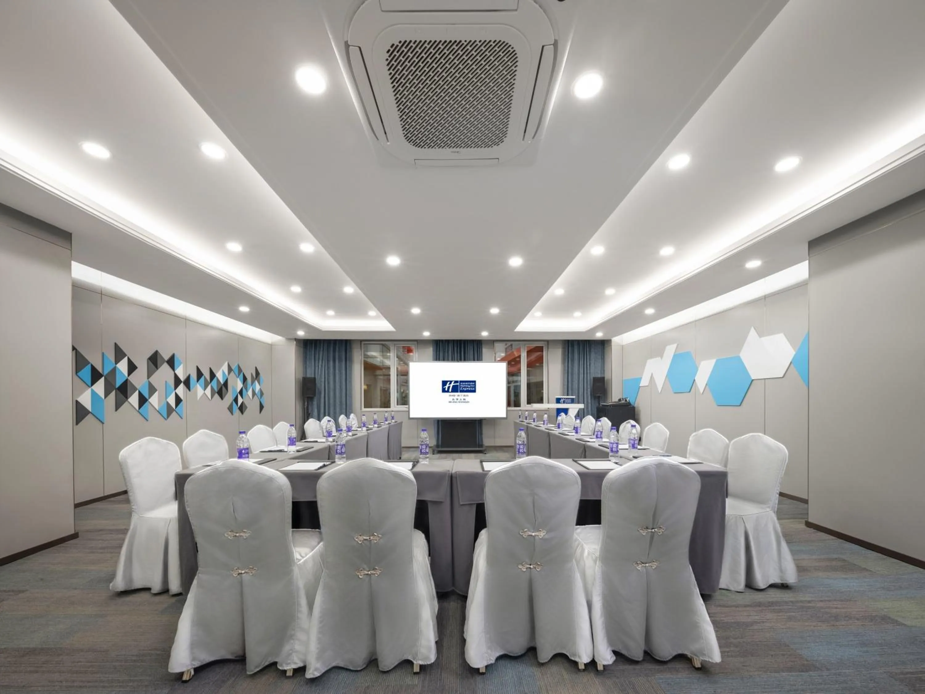 Meeting/conference room in Holiday Inn Express Shangdi Beijing by IHG l Next to Yuanmingyuan Park & Subway & Qinghe Railway Station & Beijing Sport University l Taxi 15 Minutes to Summer Palace & Peking University & Tsinghua University l 20 Minutes to Badaling Great Wall by Railway