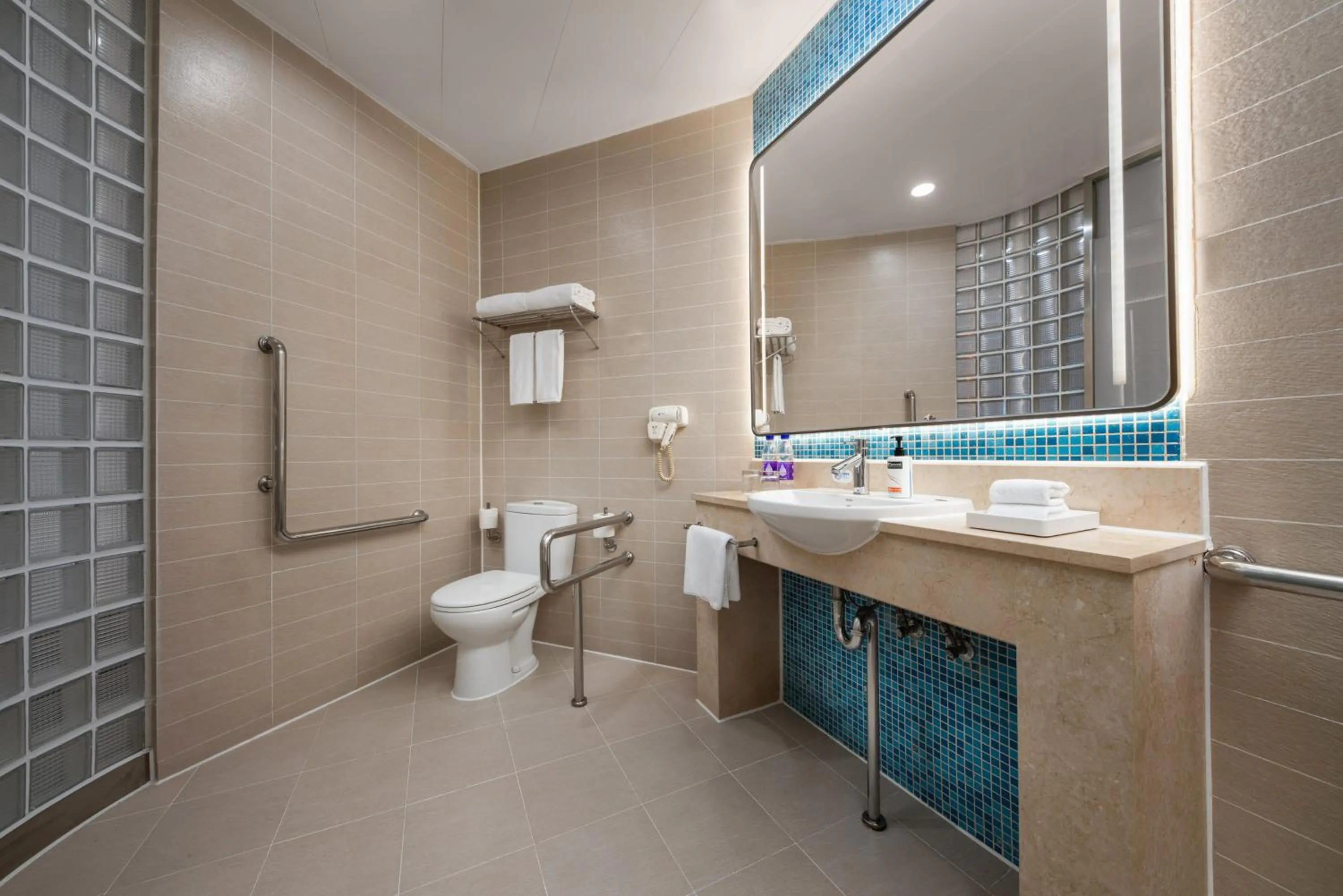 Shower in Holiday Inn Express Shangdi Beijing by IHG l Next to Yuanmingyuan Park & Subway & Qinghe Railway Station & Beijing Sport University l Taxi 15 Minutes to Summer Palace & Peking University & Tsinghua University l 20 Minutes to Badaling Great Wall by Railway