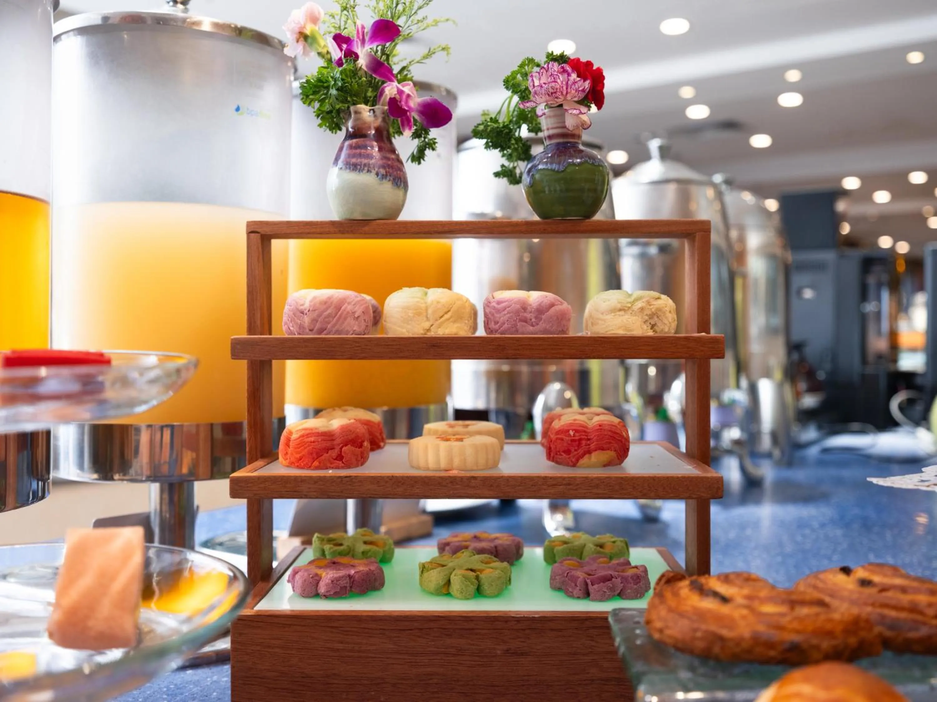 Restaurant/places to eat in Holiday Inn Express Shangdi Beijing by IHG l Next to Yuanmingyuan Park & Subway & Qinghe Railway Station & Beijing Sport University l Taxi 15 Minutes to Summer Palace & Peking University & Tsinghua University l 20 Minutes to Badaling Great Wall by Railway