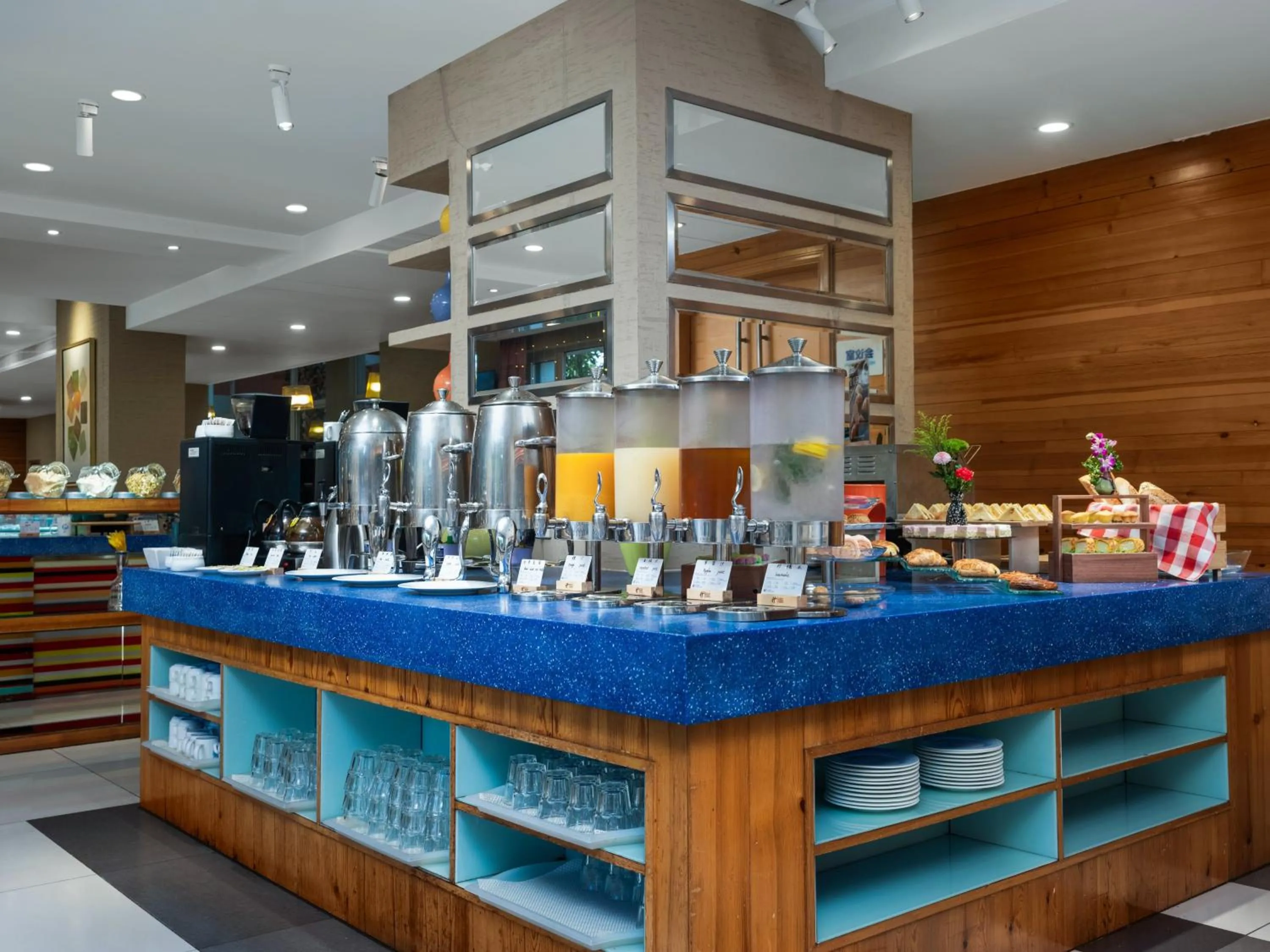 Breakfast in Holiday Inn Express Shangdi Beijing by IHG l Next to Yuanmingyuan Park & Subway & Qinghe Railway Station & Beijing Sport University l Taxi 15 Minutes to Summer Palace & Peking University & Tsinghua University l 20 Minutes to Badaling Great Wall by Railway