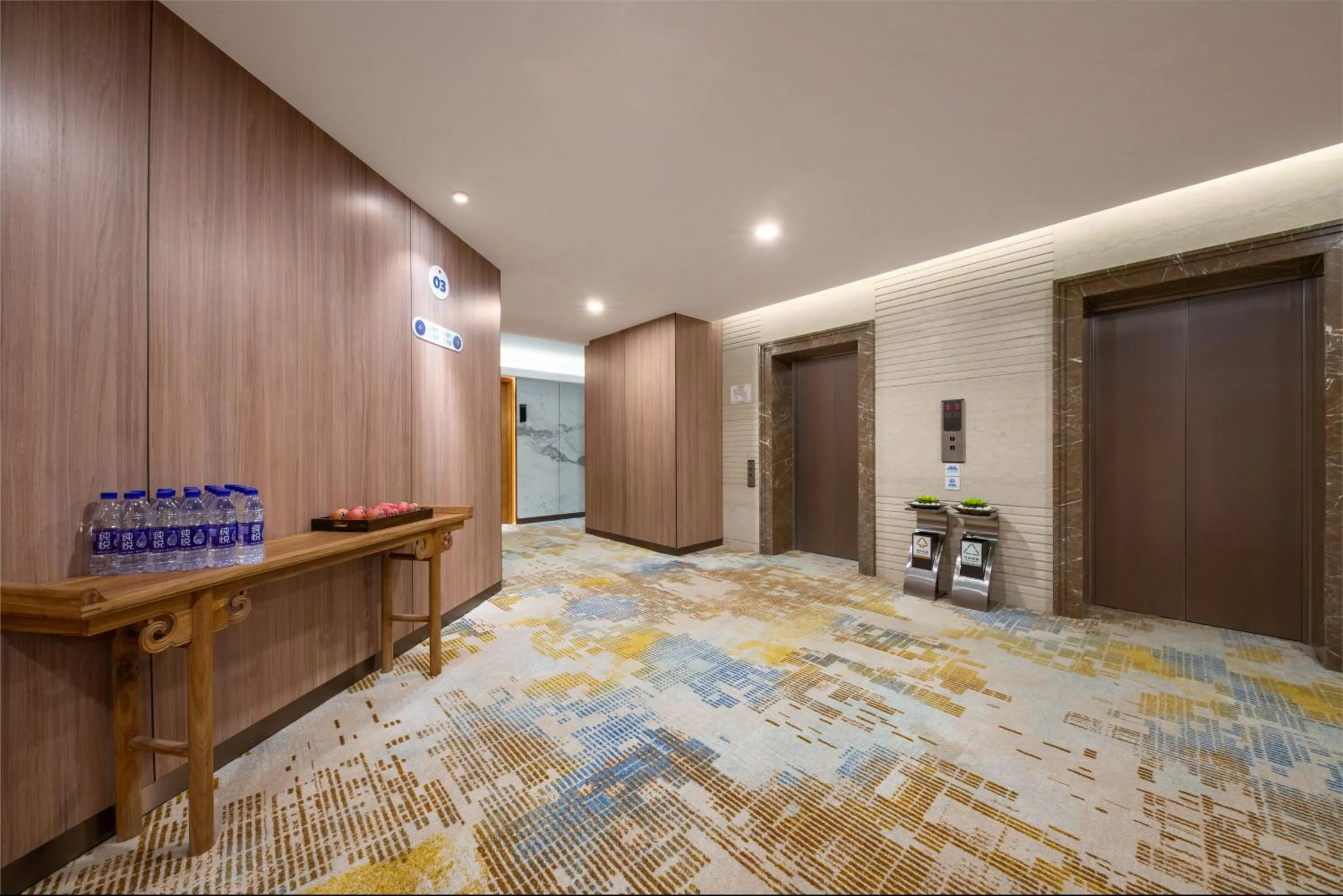 Lobby or reception in Holiday Inn Express Shangdi Beijing by IHG l Next to Yuanmingyuan Park & Subway & Qinghe Railway Station & Beijing Sport University l Taxi 15 Minutes to Summer Palace & Peking University & Tsinghua University l 20 Minutes to Badaling Great Wall by Railway