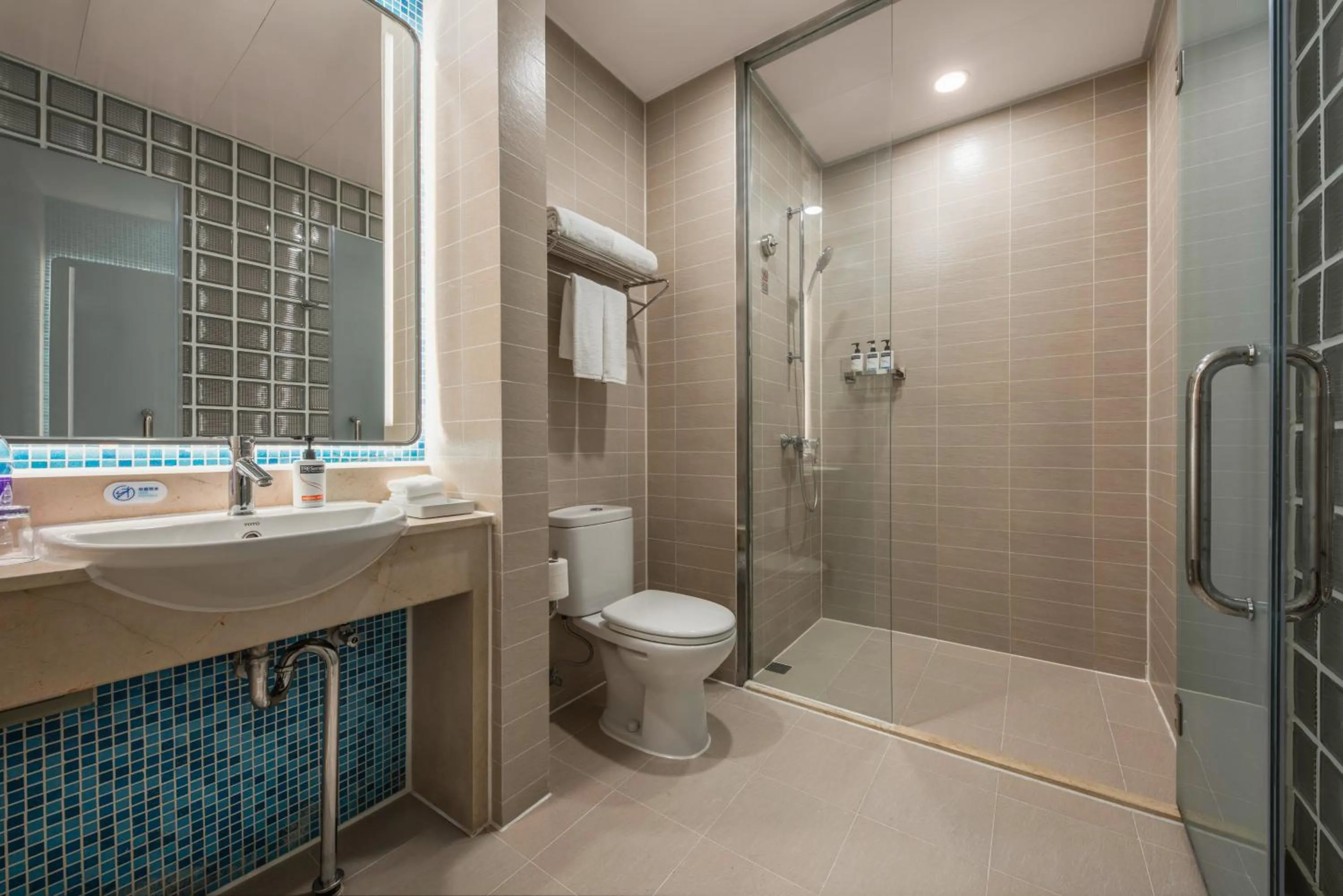Shower in Holiday Inn Express Shangdi Beijing by IHG l Next to Yuanmingyuan Park & Subway & Qinghe Railway Station & Beijing Sport University l Taxi 15 Minutes to Summer Palace & Peking University & Tsinghua University l 20 Minutes to Badaling Great Wall by Railway