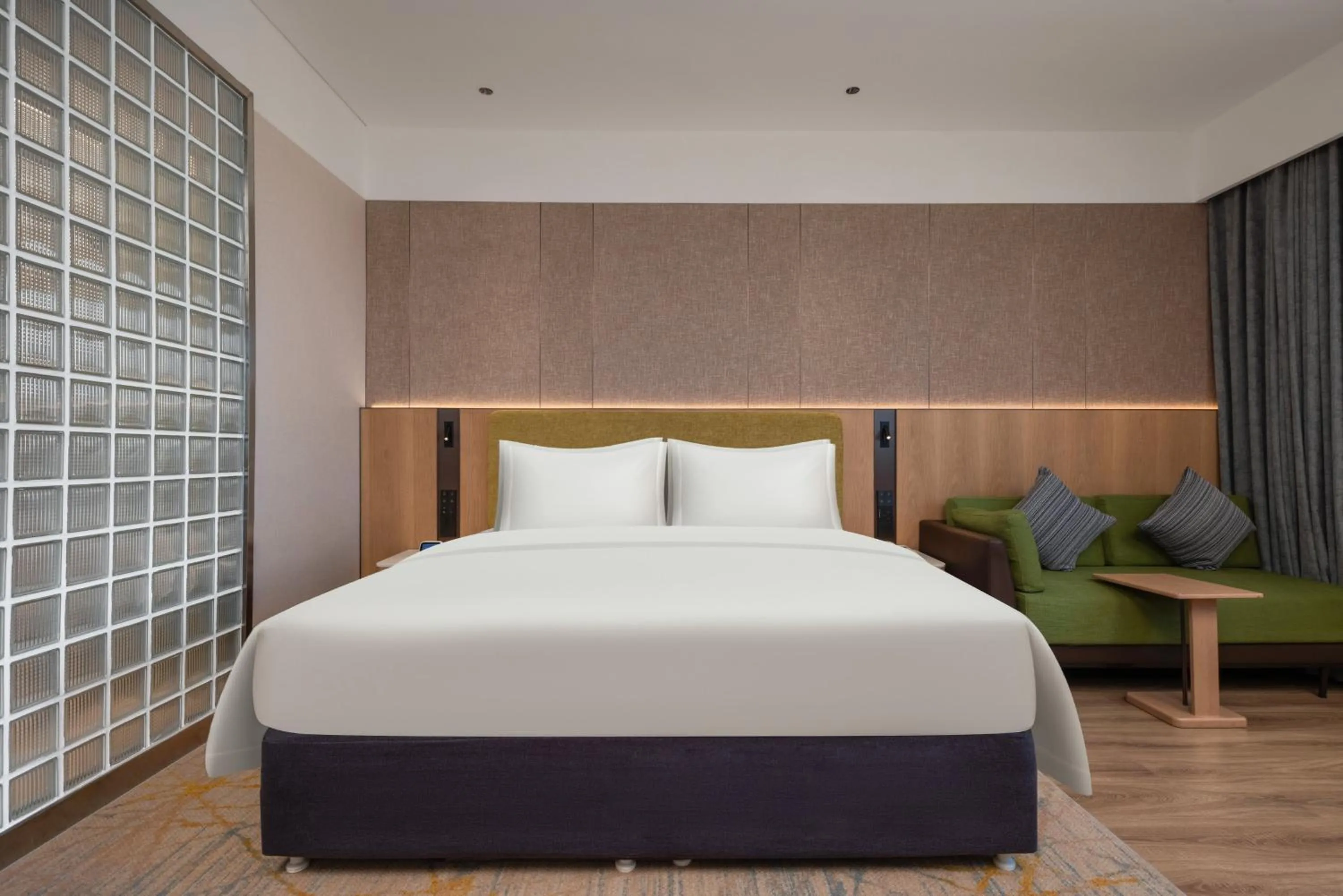 Photo of the whole room, Bed in Holiday Inn Express Shangdi Beijing by IHG l Next to Yuanmingyuan Park & Subway & Qinghe Railway Station & Beijing Sport University l Taxi 15 Minutes to Summer Palace & Peking University & Tsinghua University l 20 Minutes to Badaling Great Wall by Railway