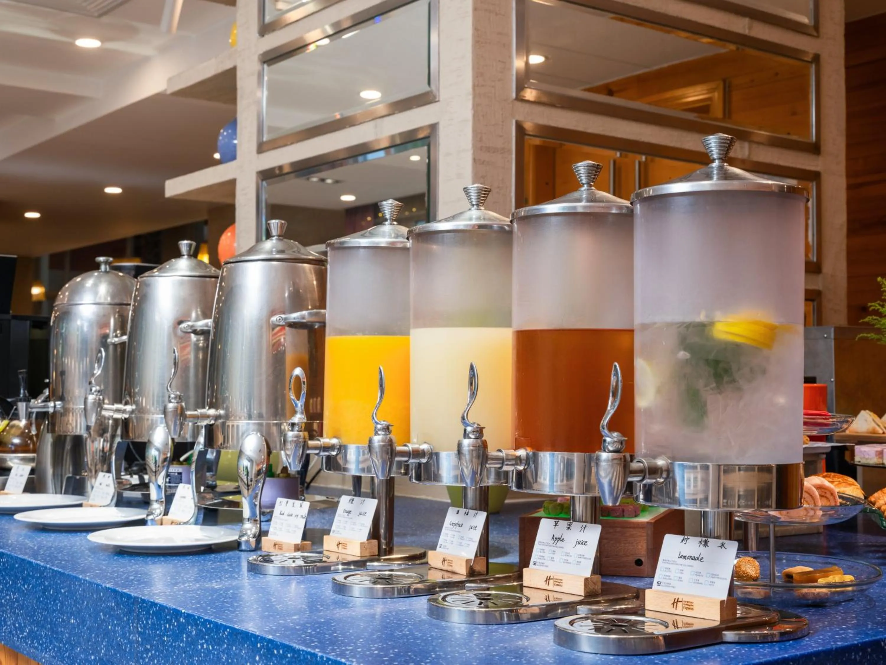 Bedroom in Holiday Inn Express Shangdi Beijing by IHG l Next to Yuanmingyuan Park & Subway & Qinghe Railway Station & Beijing Sport University l Taxi 15 Minutes to Summer Palace & Peking University & Tsinghua University l 20 Minutes to Badaling Great Wall by Railway