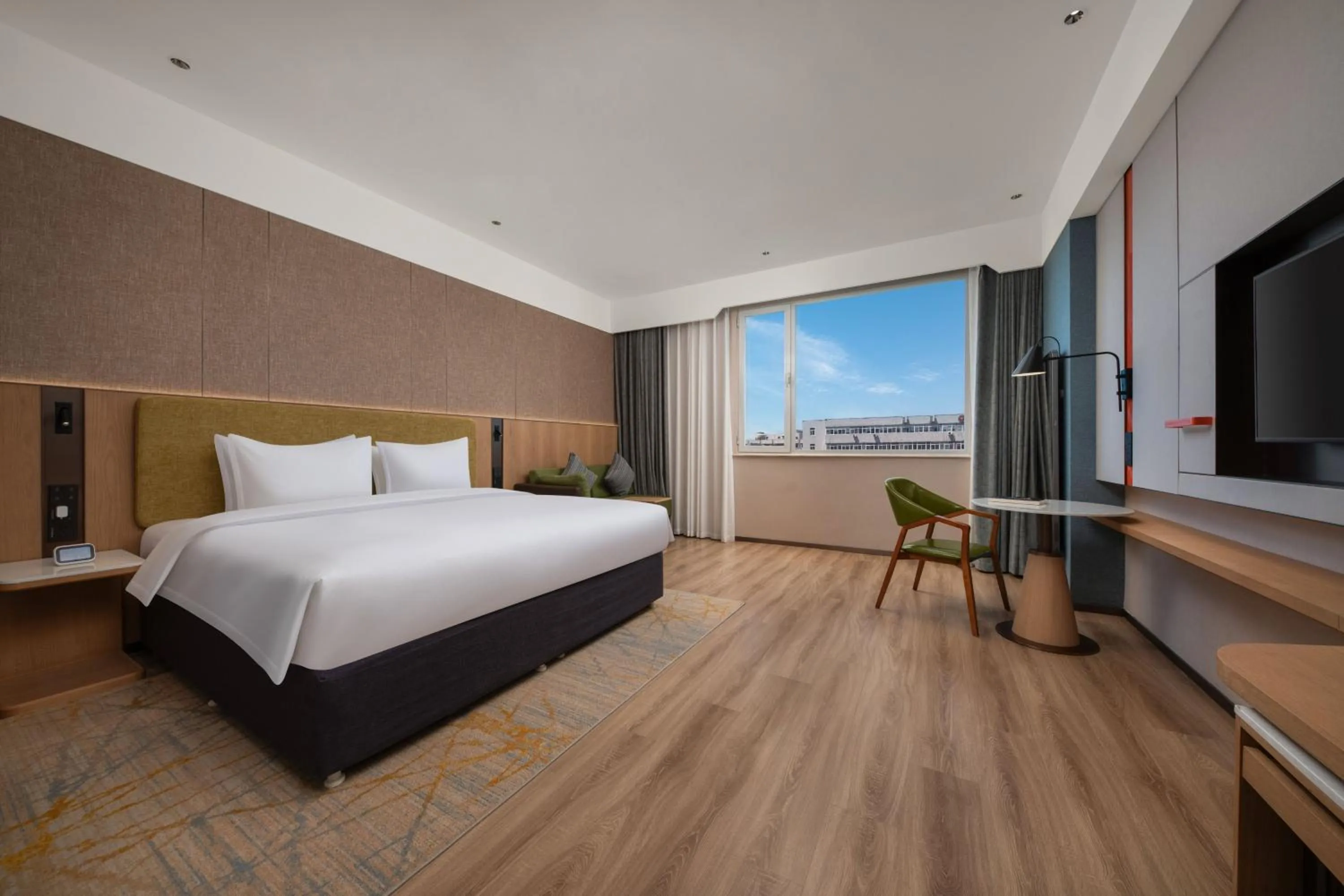 Photo of the whole room, Bed in Holiday Inn Express Shangdi Beijing by IHG l Next to Yuanmingyuan Park & Subway & Qinghe Railway Station & Beijing Sport University l Taxi 15 Minutes to Summer Palace & Peking University & Tsinghua University l 20 Minutes to Badaling Great Wall by Railway