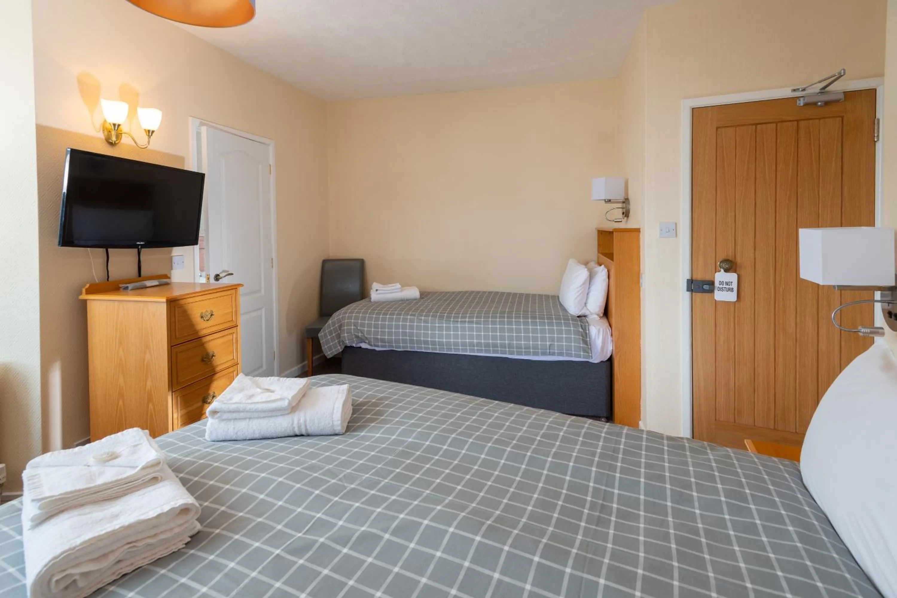 Bedroom, Bed in The Crown Hotel