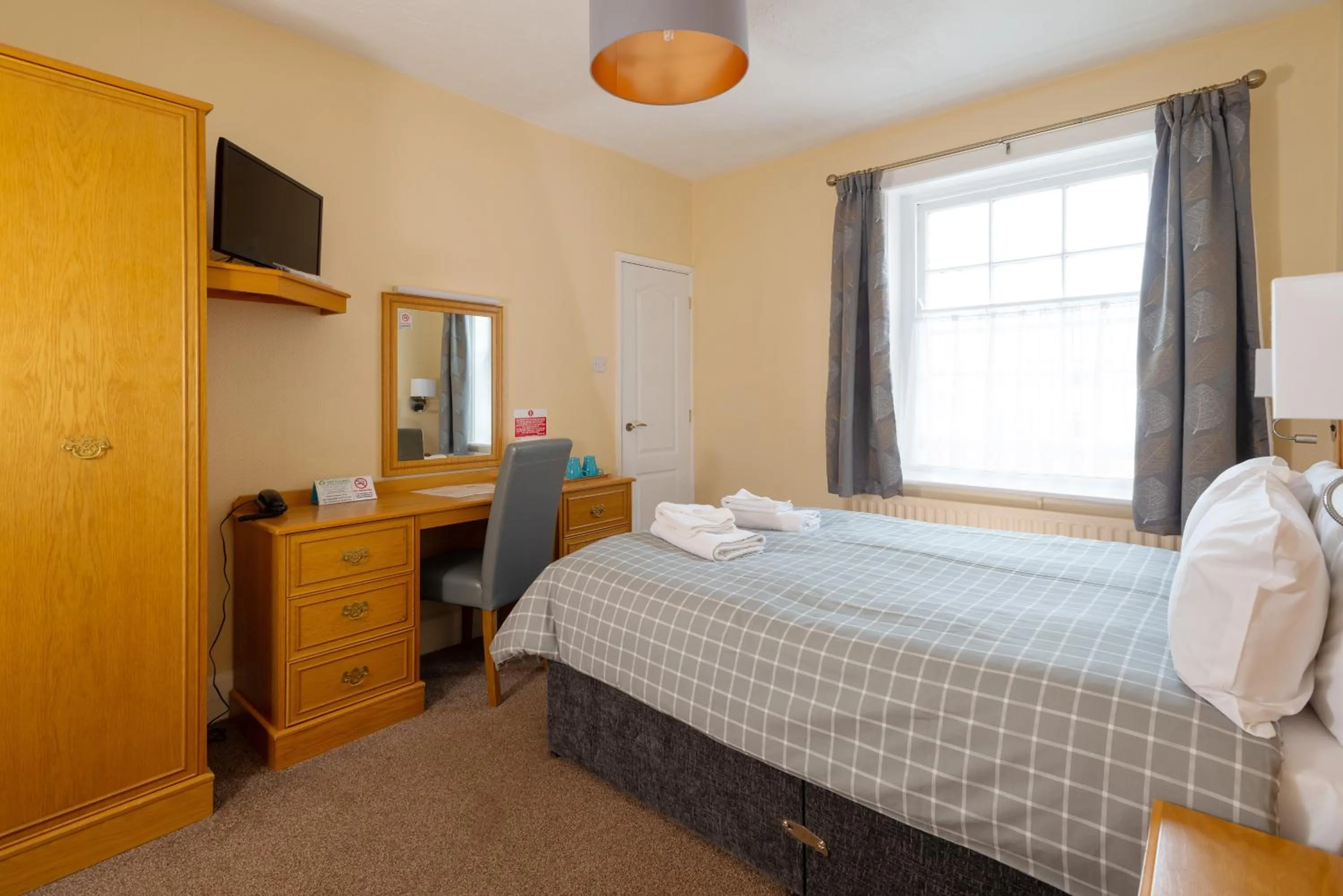 Bedroom, Bed in The Crown Hotel