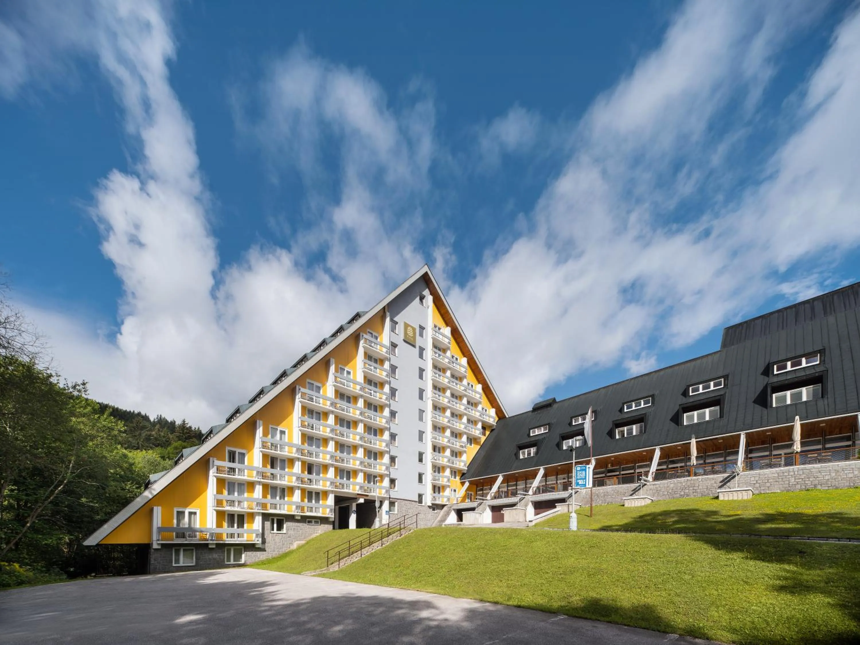 Property building in Pinia Hotel & Resort