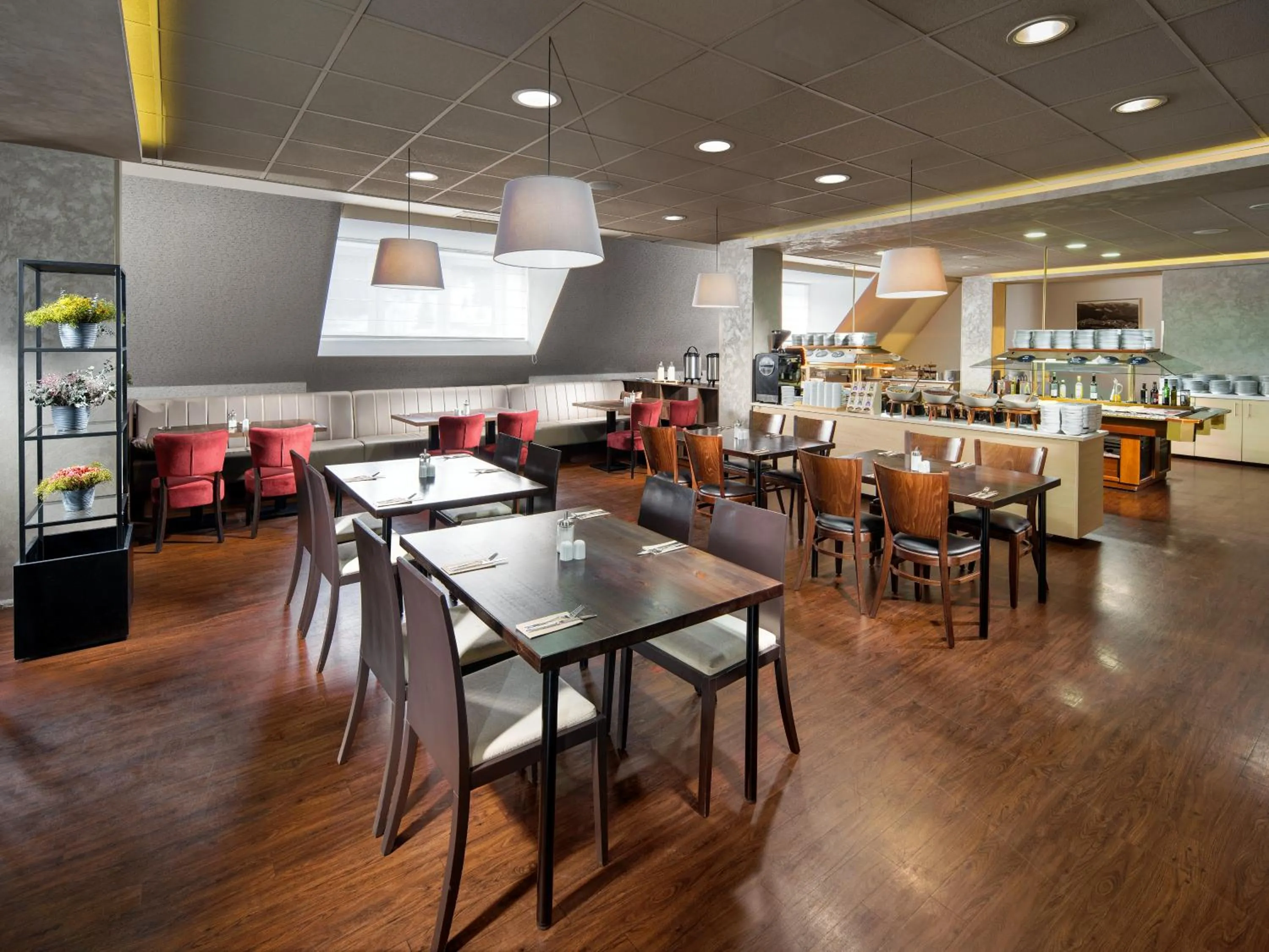 Restaurant/places to eat in Pinia Hotel & Resort