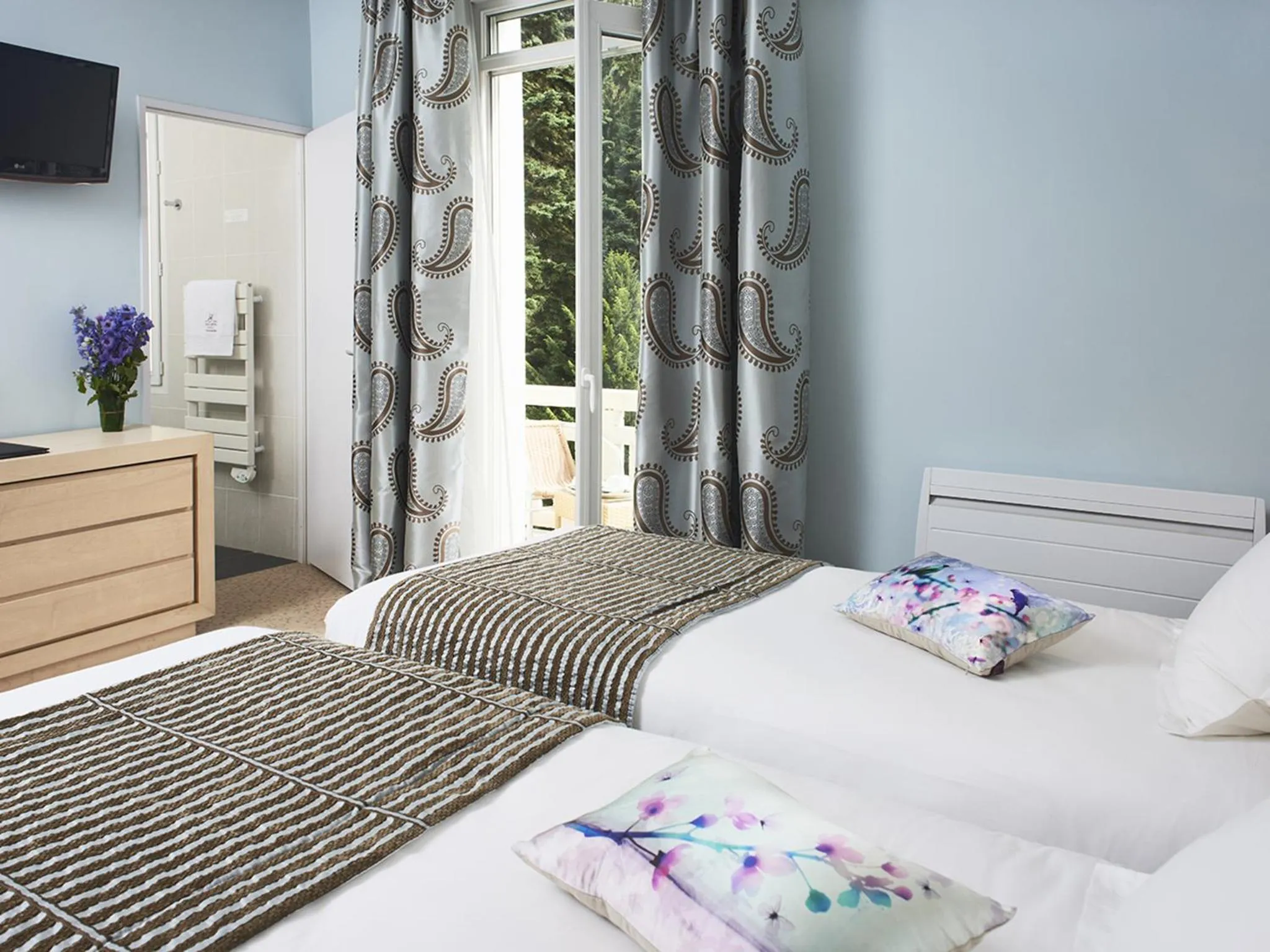 Bedroom, Bed in Golf Hôtel