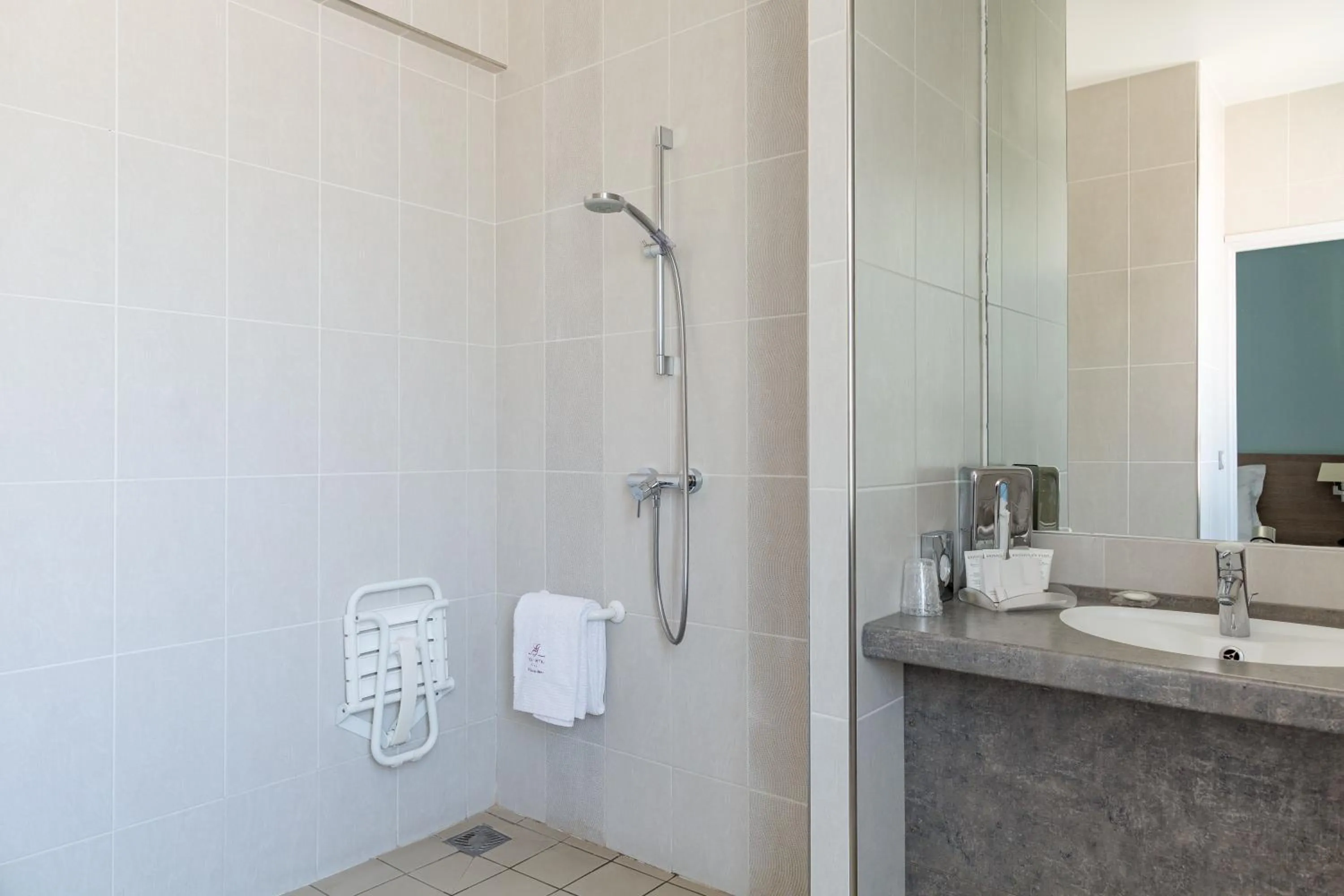 Bathroom in Golf Hôtel