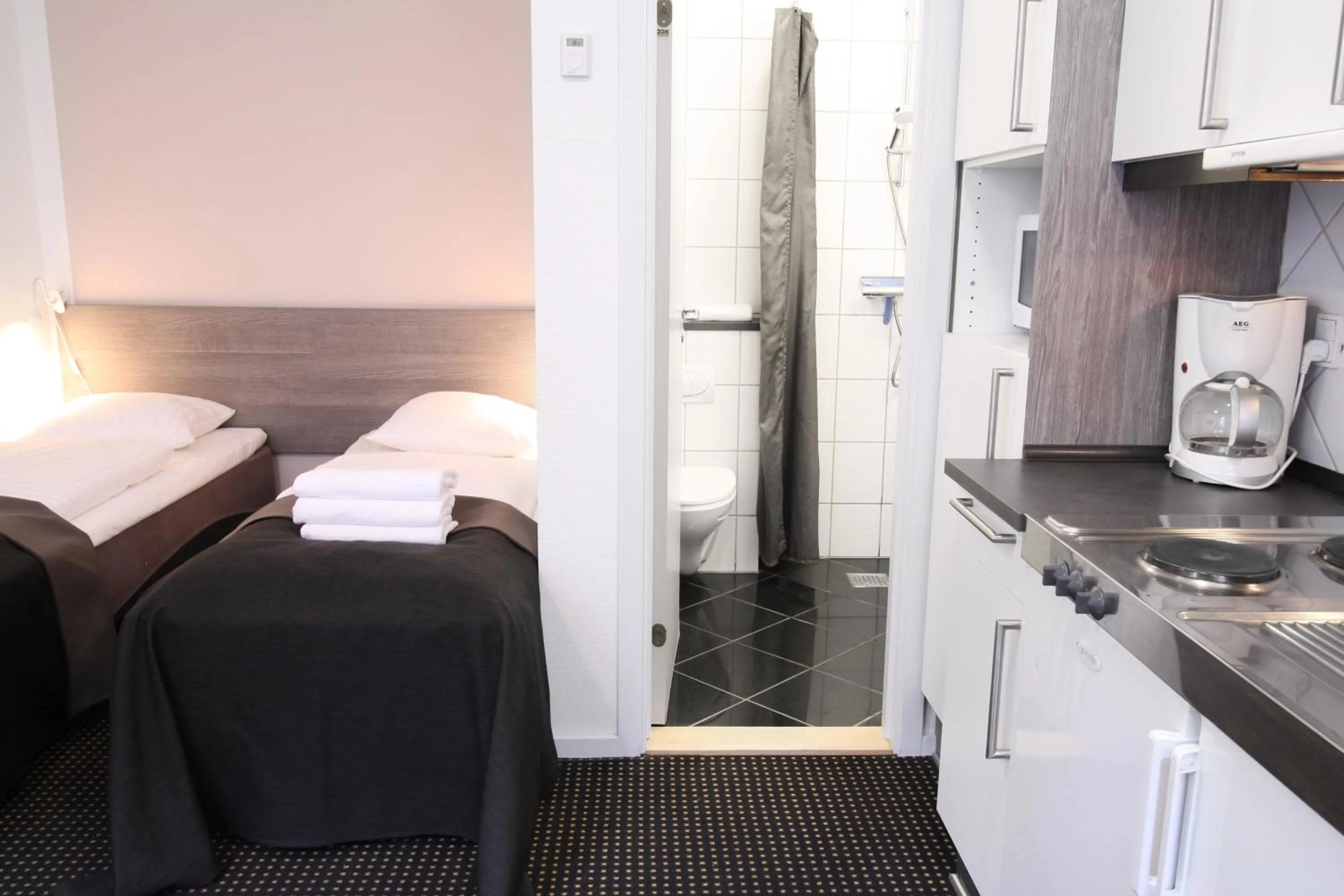 Shower, Bed in Hotel Aarhus City Apartments