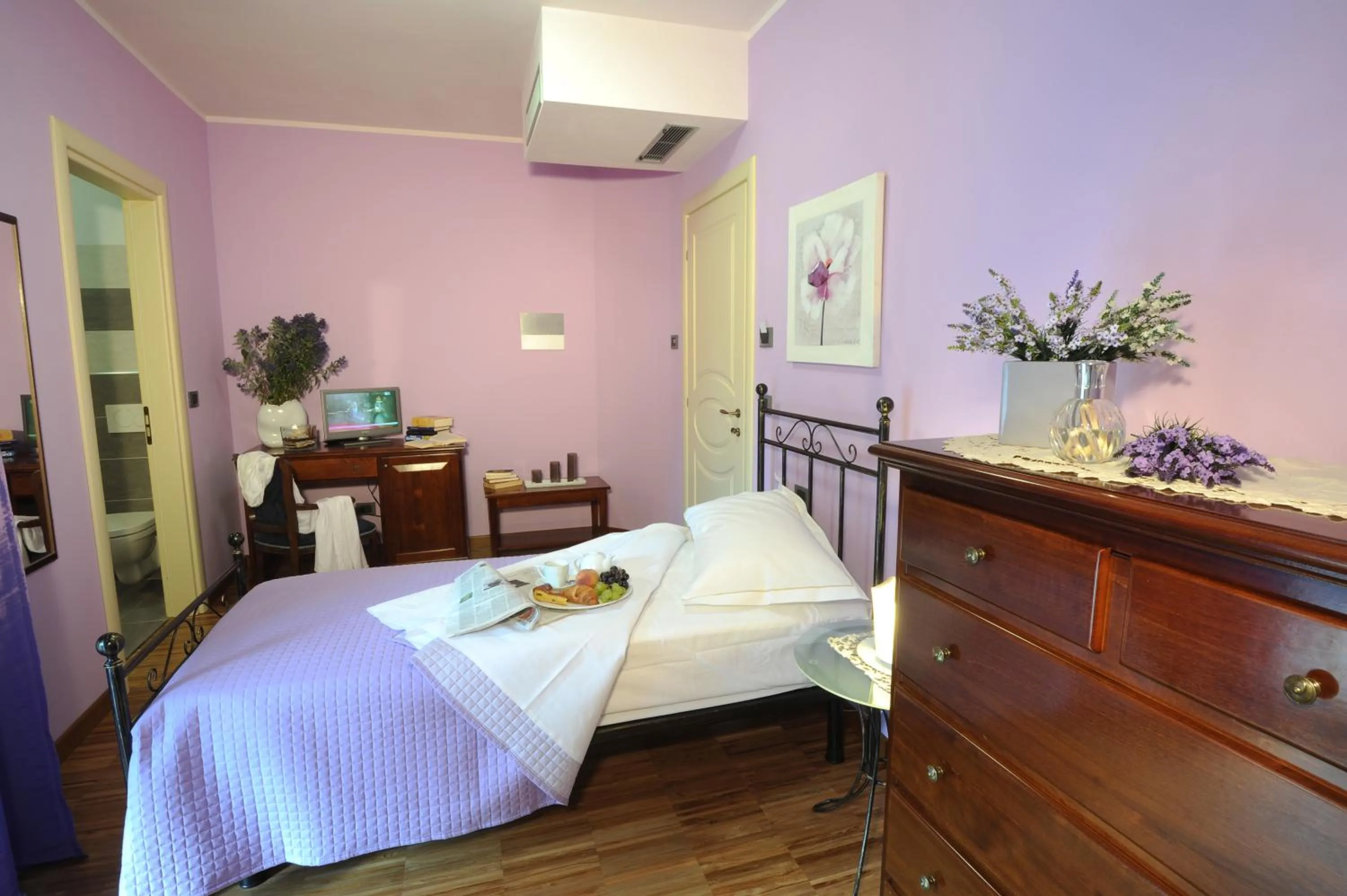 Photo of the whole room, Bed in Villa Vecchio