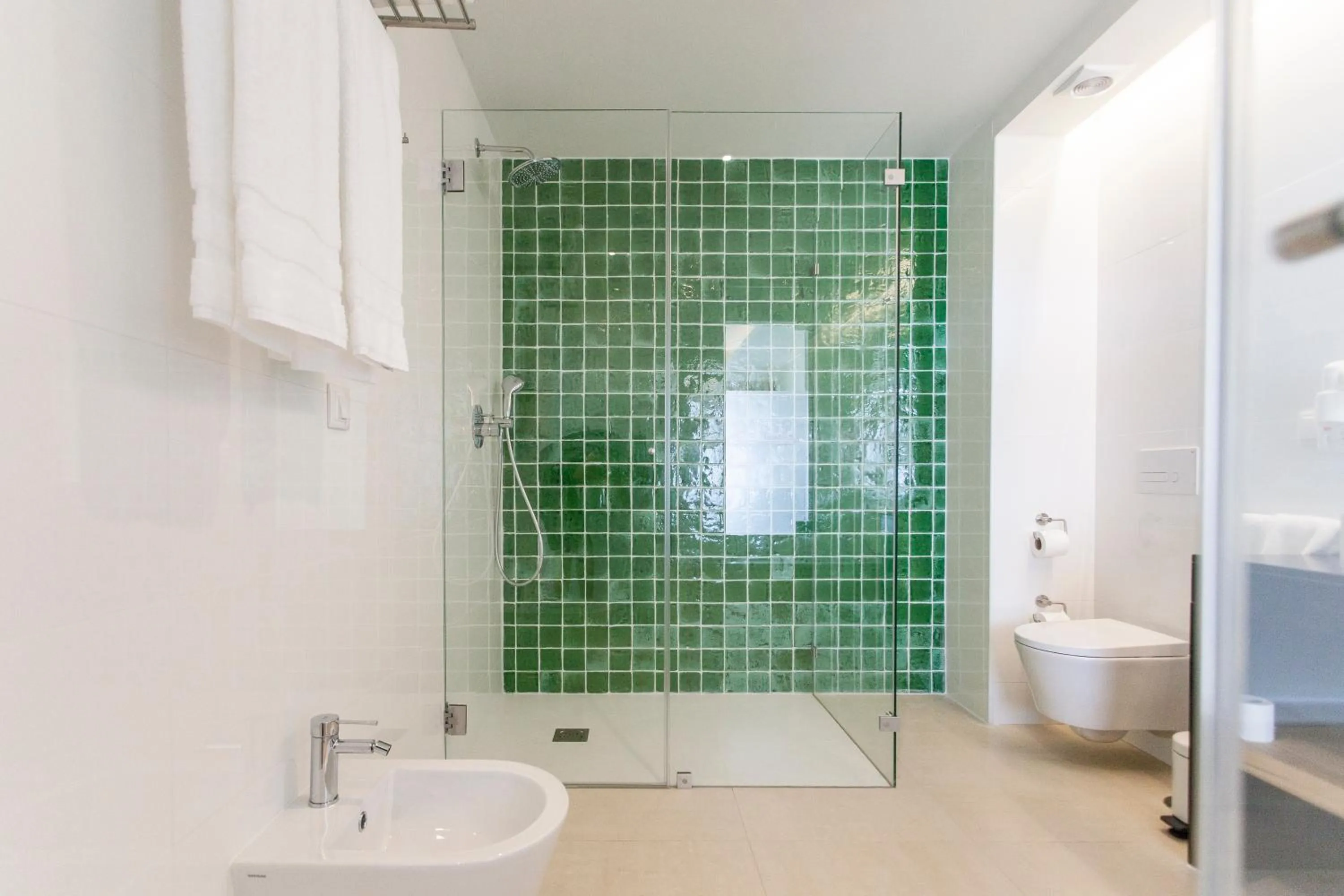 Shower in Alfagar Aparthotel