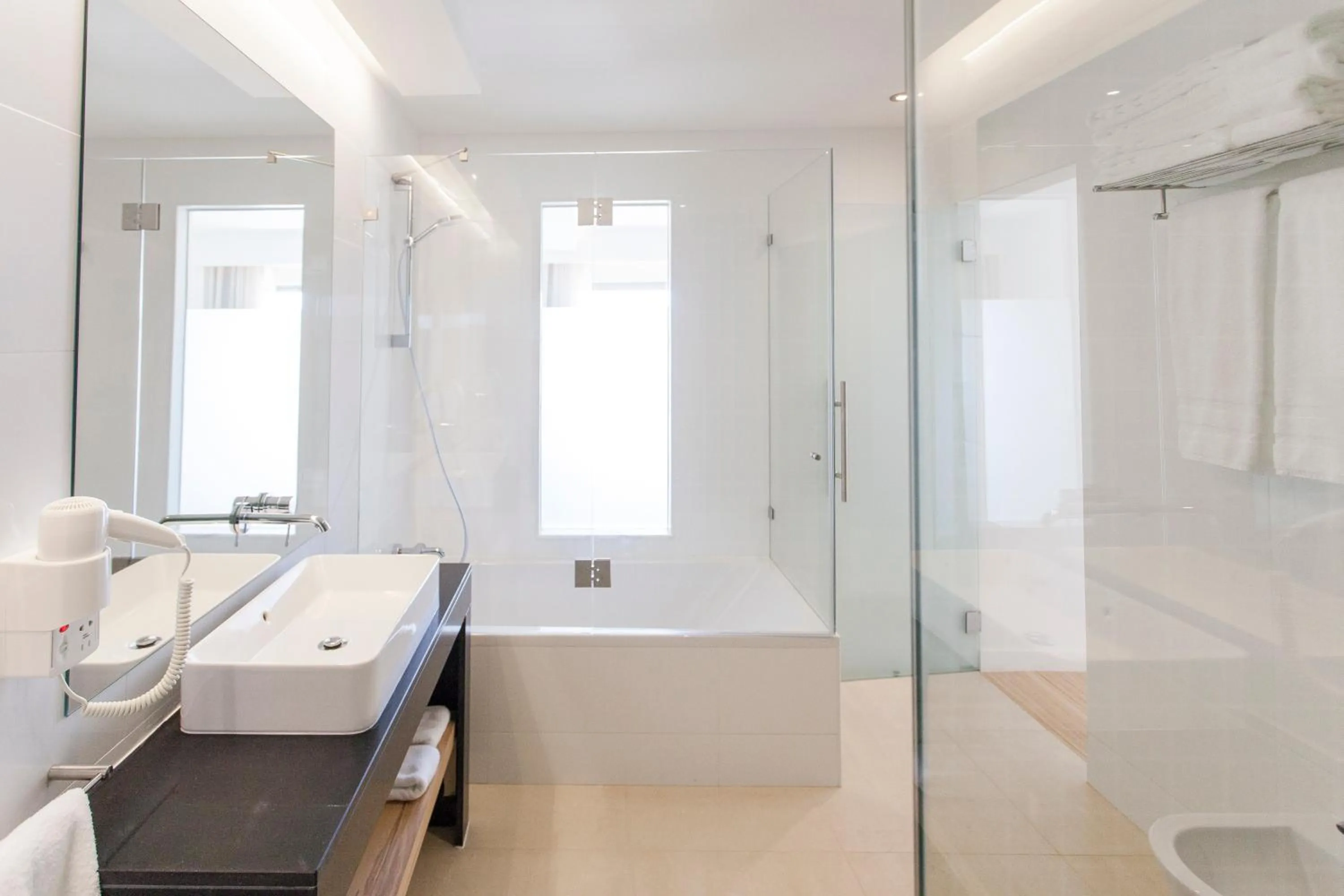 Shower in Alfagar Aparthotel