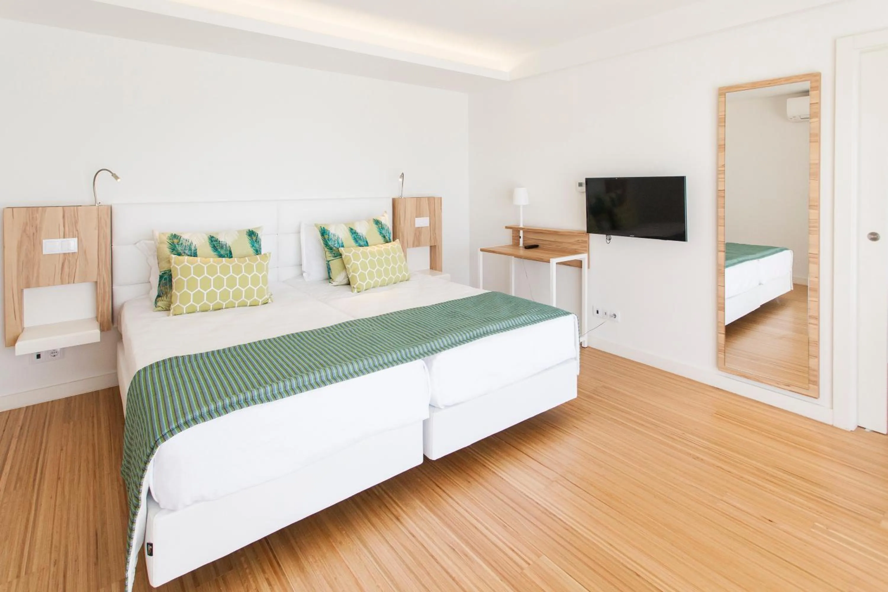 Bed in Alfagar Aparthotel