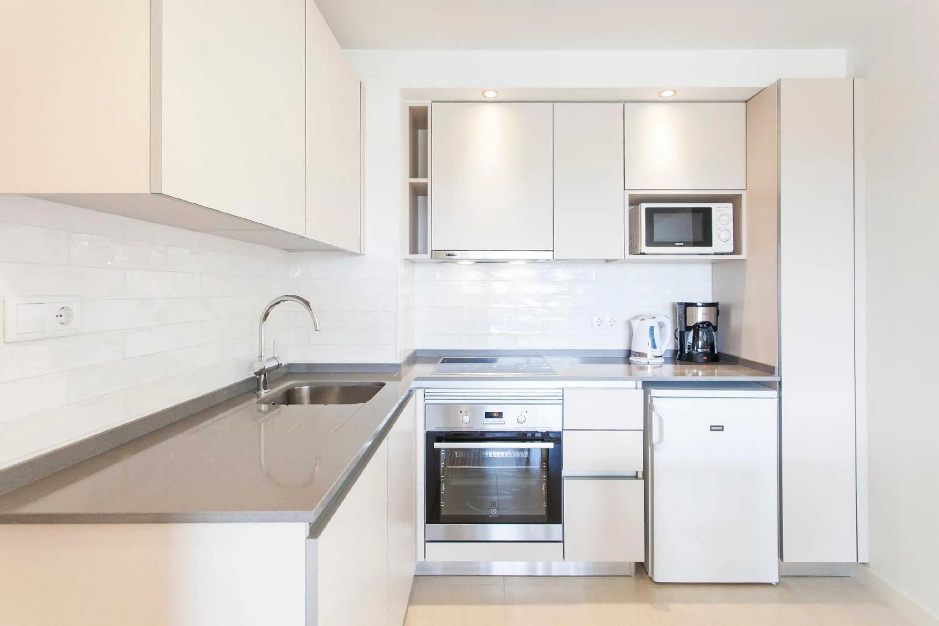 Kitchen or kitchenette in Alfagar Aparthotel