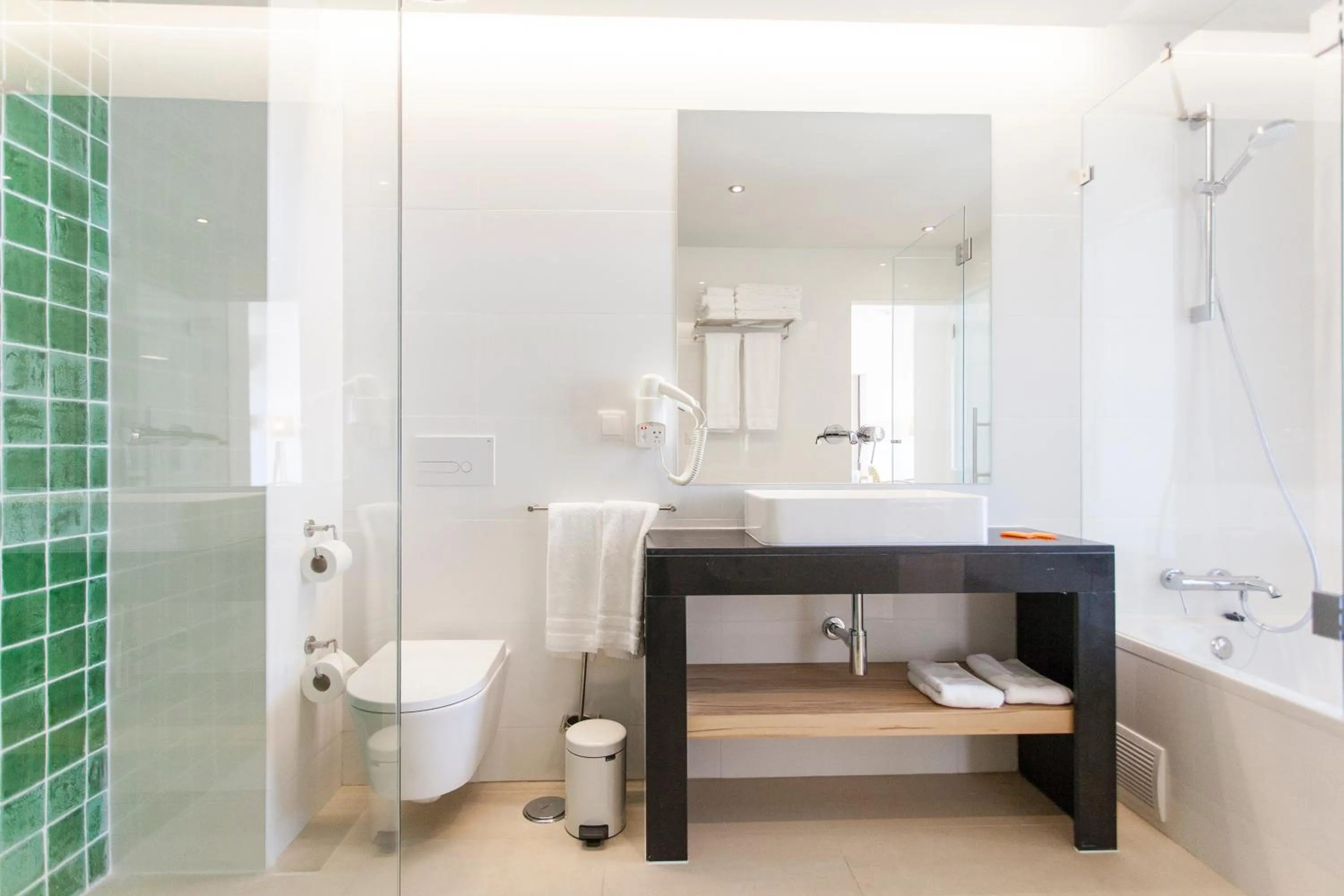 Bathroom in Alfagar Aparthotel