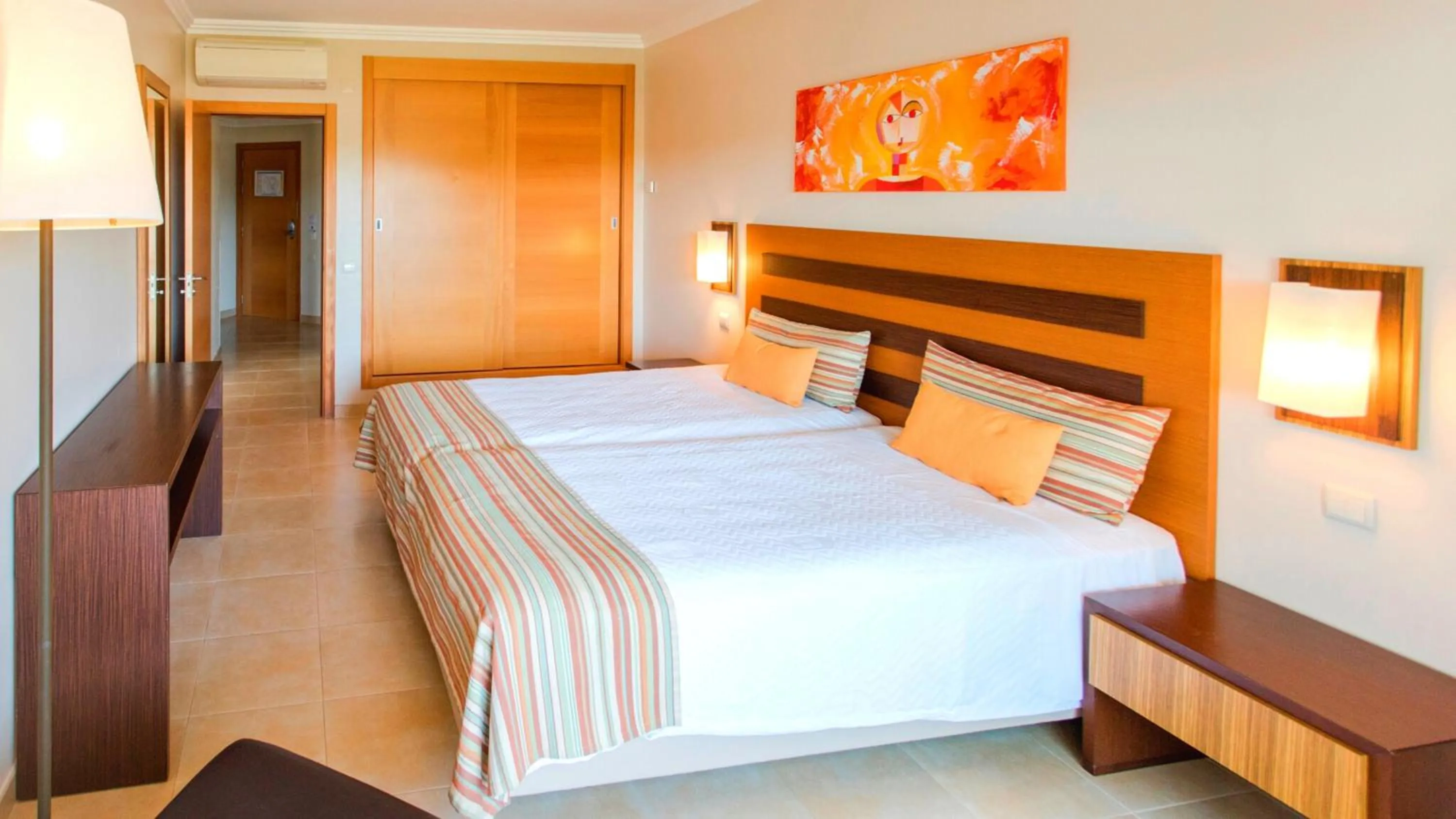 Bed in Alfagar Aparthotel