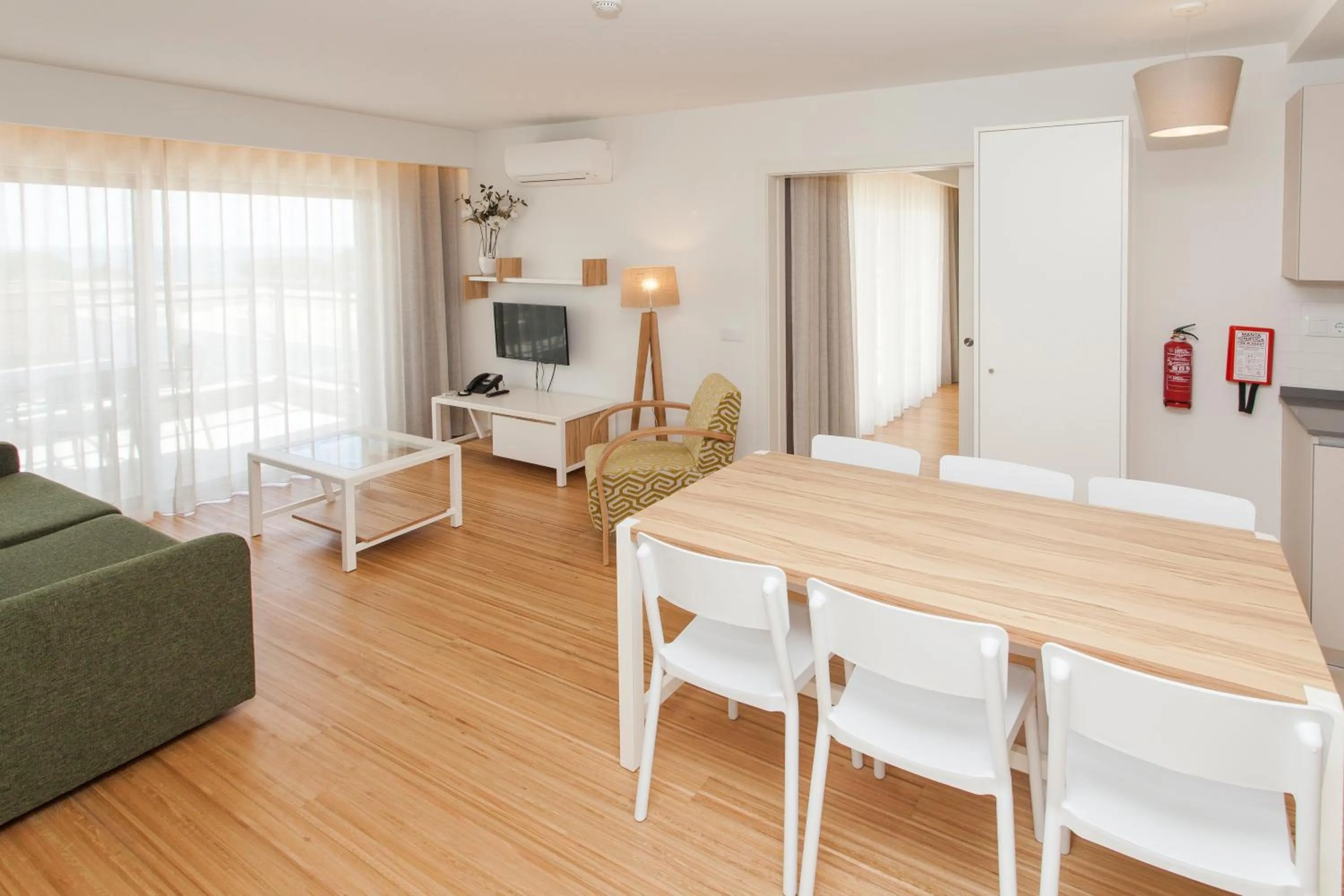 Living room, Bed in Alfagar Aparthotel