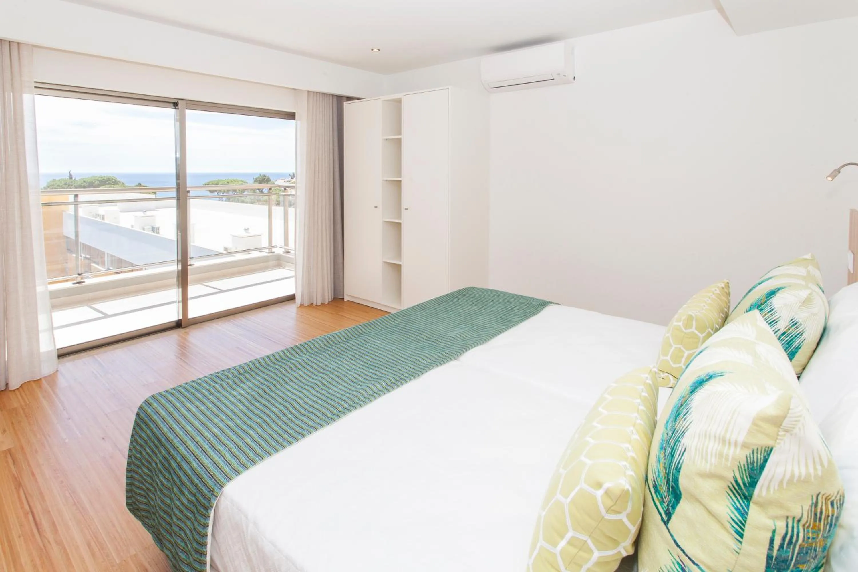 Bed in Alfagar Aparthotel