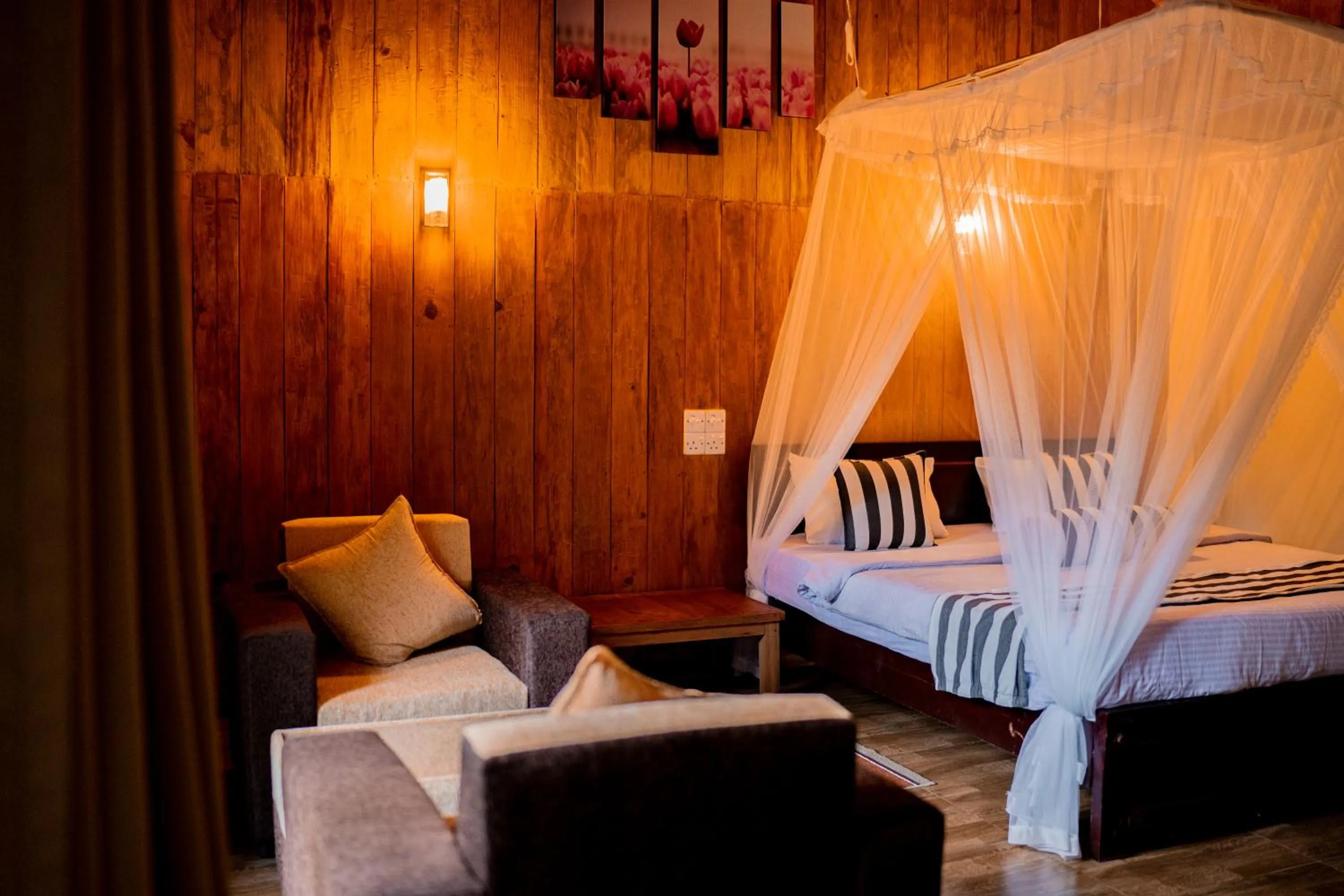 Seating area, Bed in Ella 100 View Cottage