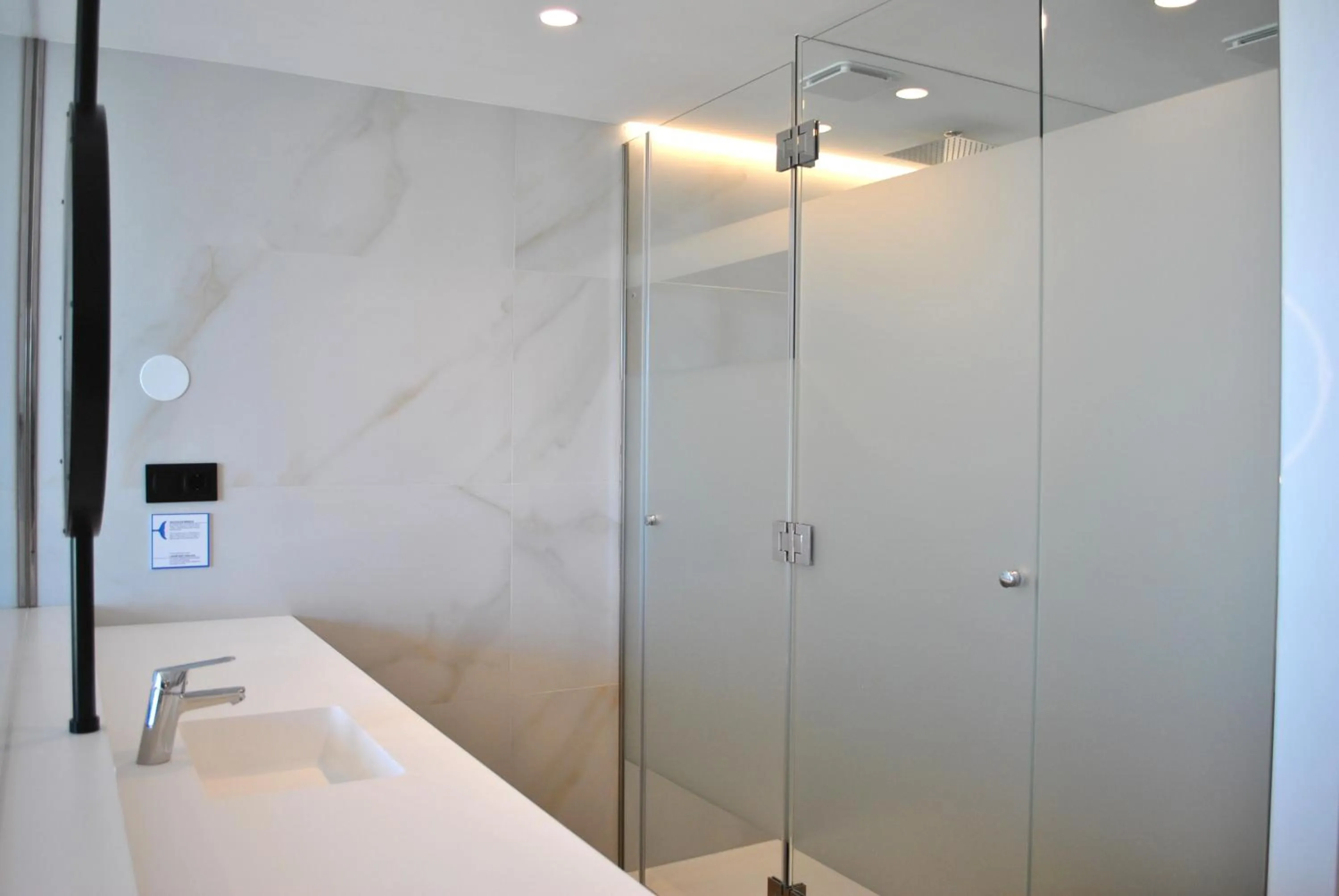 Shower in Hotel Delfin Azul