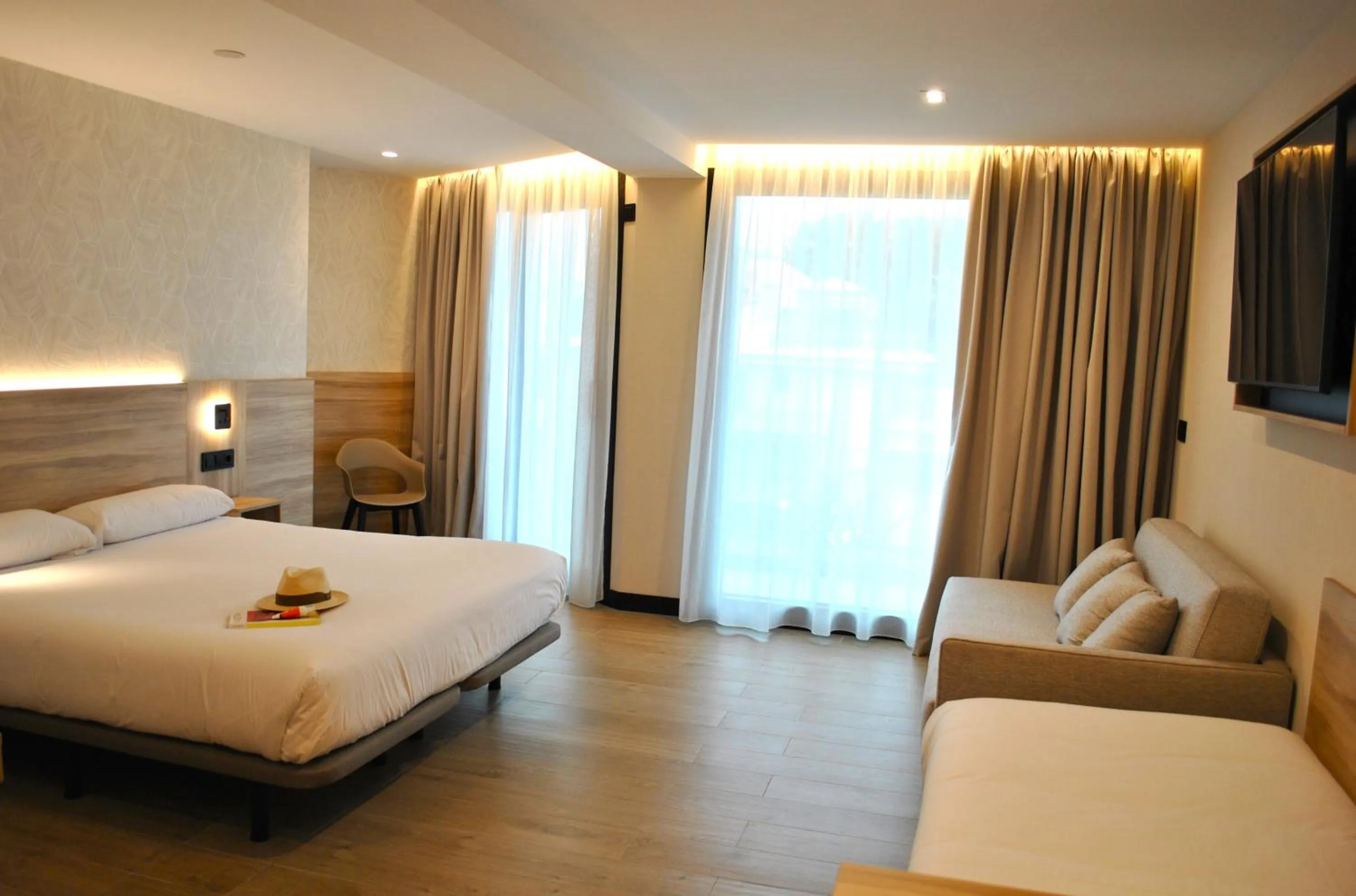 Superior Triple Room with Sea View in Hotel Delfin Azul