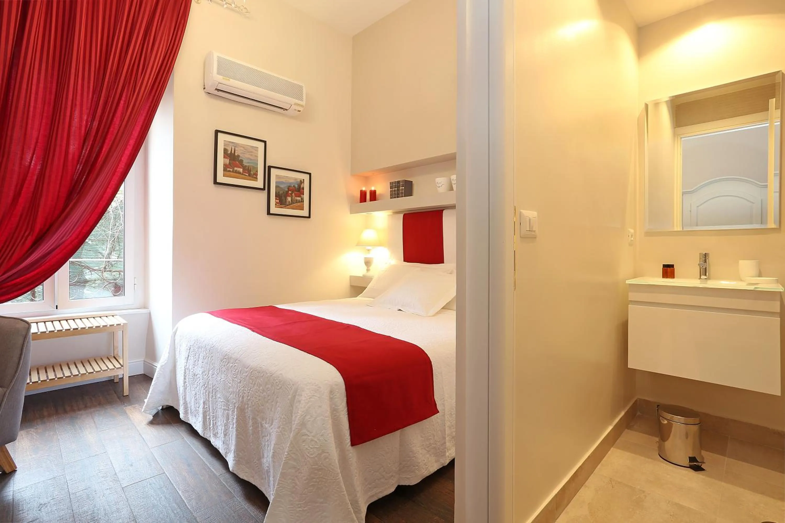 Bathroom, Bed in Daplace - Arena House