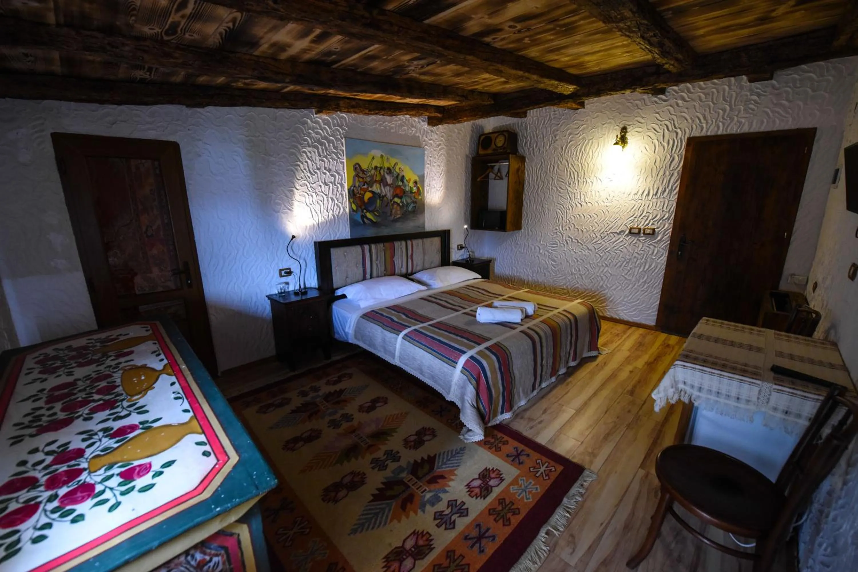 Shower, Bed in Hotel Tradita