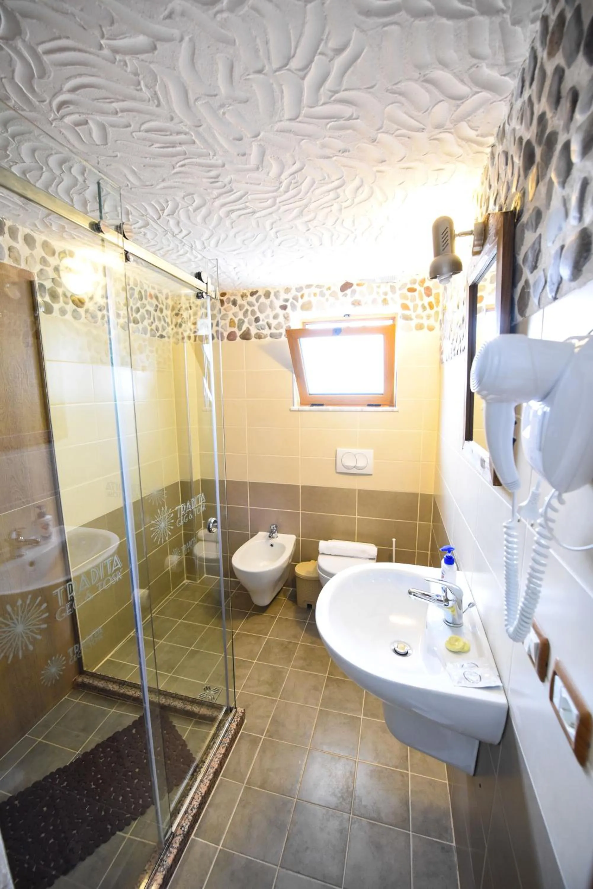 Toilet in Hotel Tradita