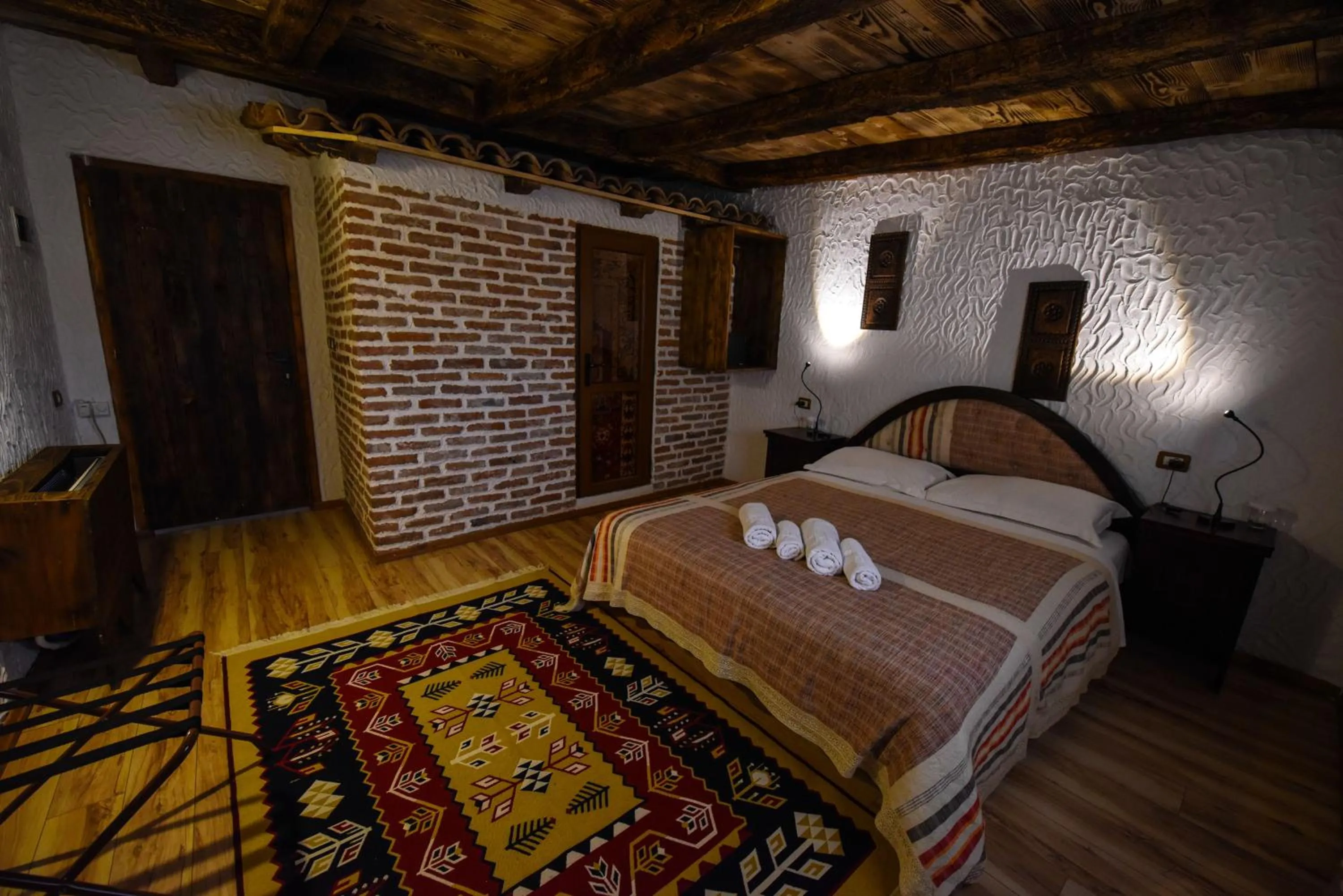 Restaurant/places to eat, Bed in Hotel Tradita