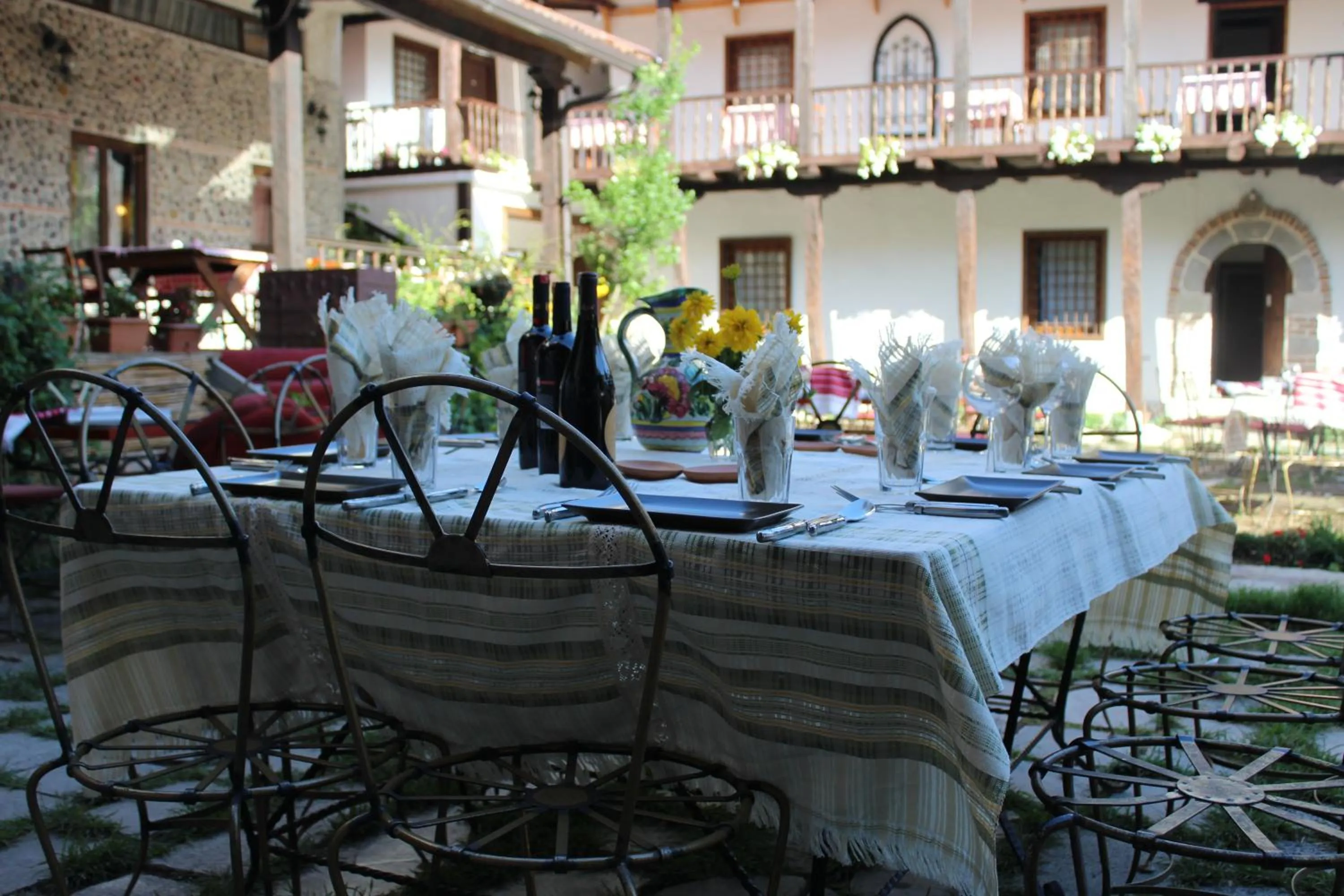 Restaurant/places to eat in Hotel Tradita